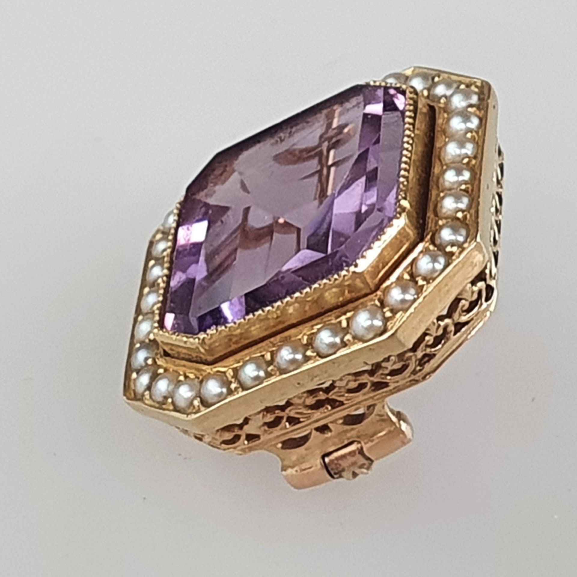 Kleine Amethyst-Brosche - um 1900, Handarbeit, 14 Kt-Gelbgoldfassung (585/000) mit durchbrochen gea - Bild 3 aus 4