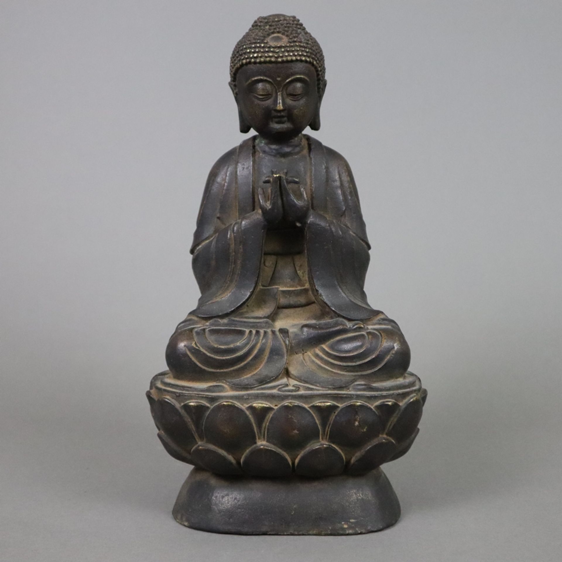 Buddhafigur - China, Bronzelegierung braun patiniert, in Meditationspose auf hohem Lotossockel sitz