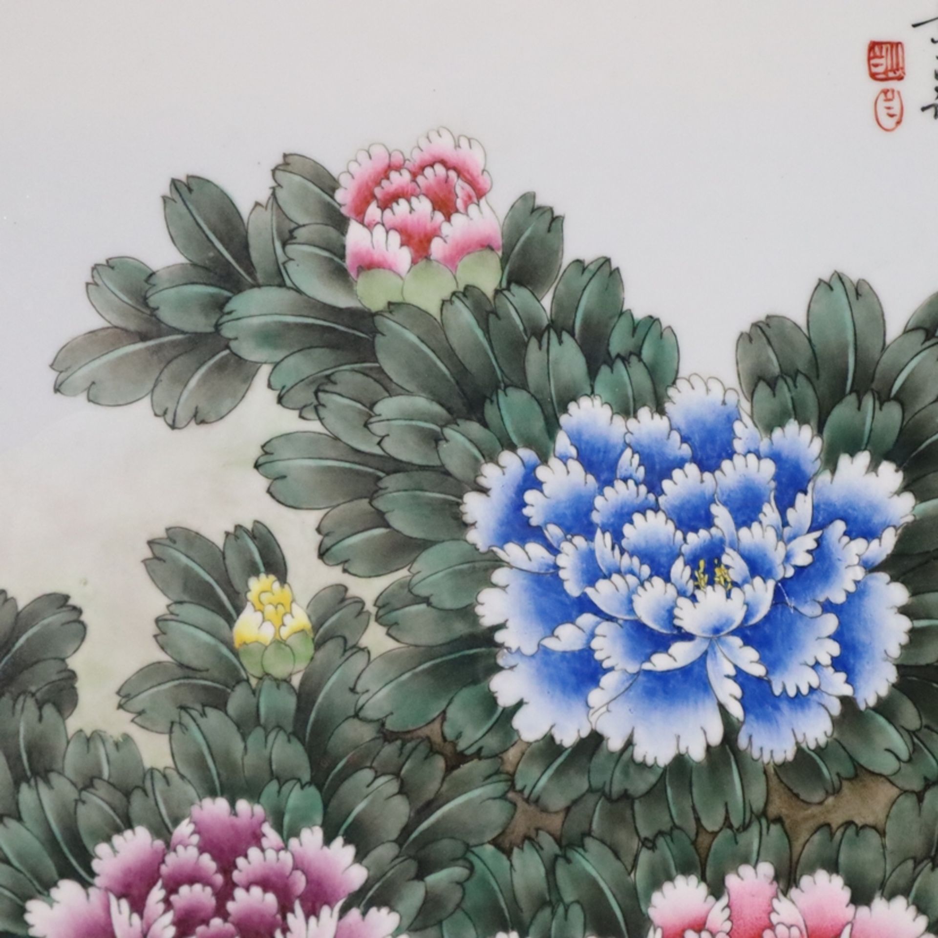 Großes schweres Porzellanbild - China, 20.Jh., Maße: 111,5 x 56,5 cm, Darstellung eines blühenden P - Bild 4 aus 6