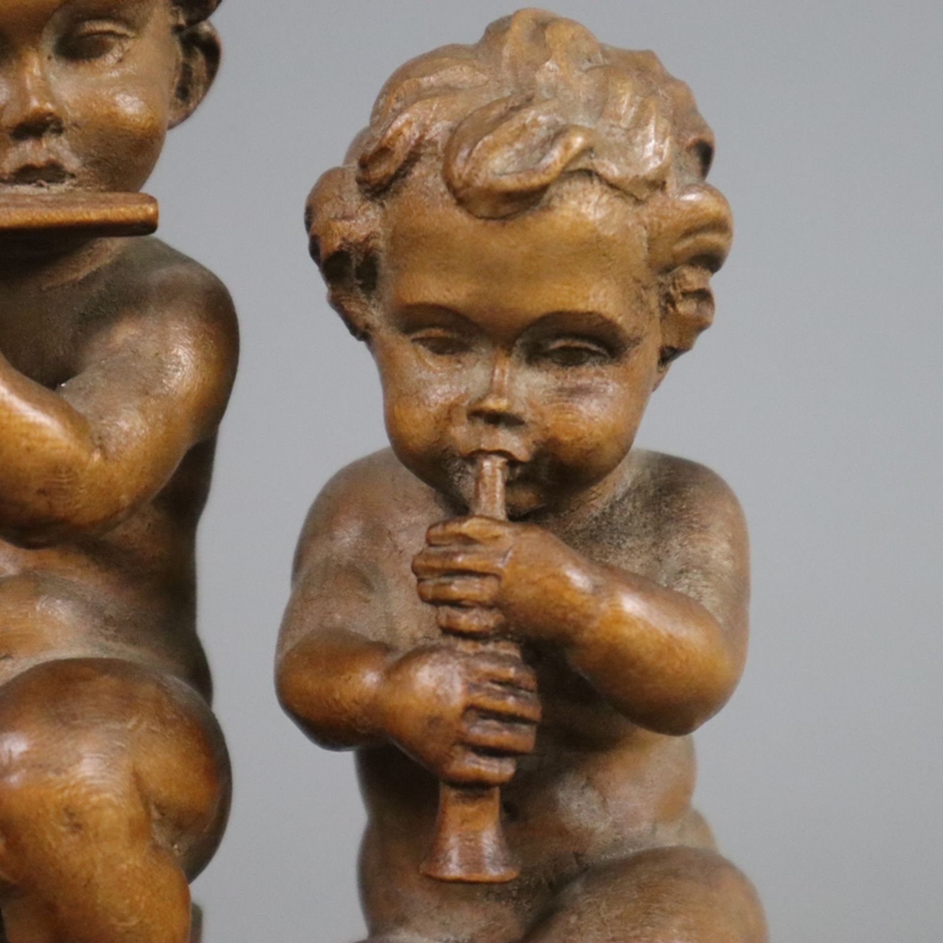 Musizierendes Puttenpaar - Holz, geschnitzt, vollrunde Darstellung von zwei auf Sockel sitzenden Pu - Bild 3 aus 7