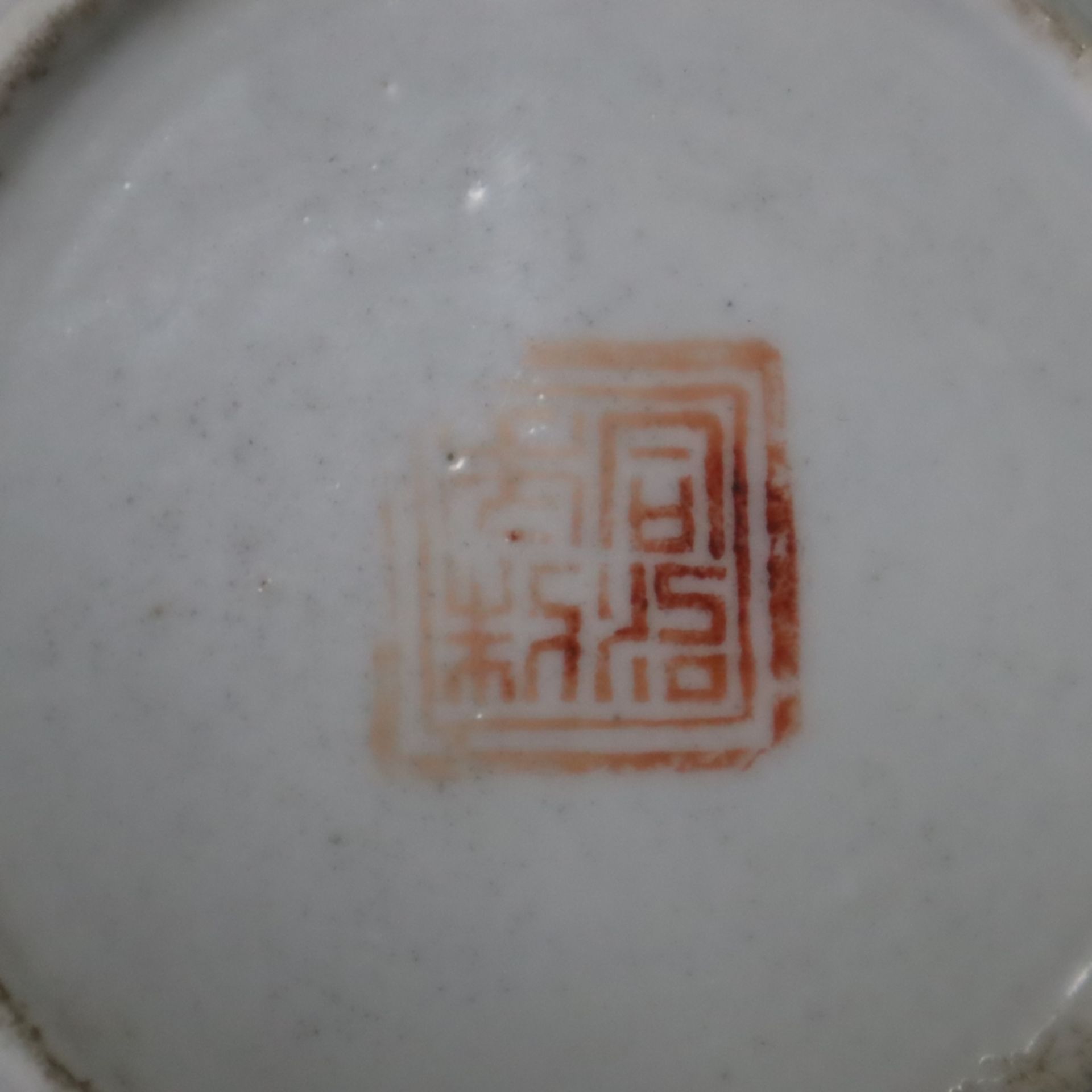 Teekännchen - China, Porzellan, gedrückte Kugelwandung mit Zentralhenkel, umlaufender Dekor in den - Image 11 of 11