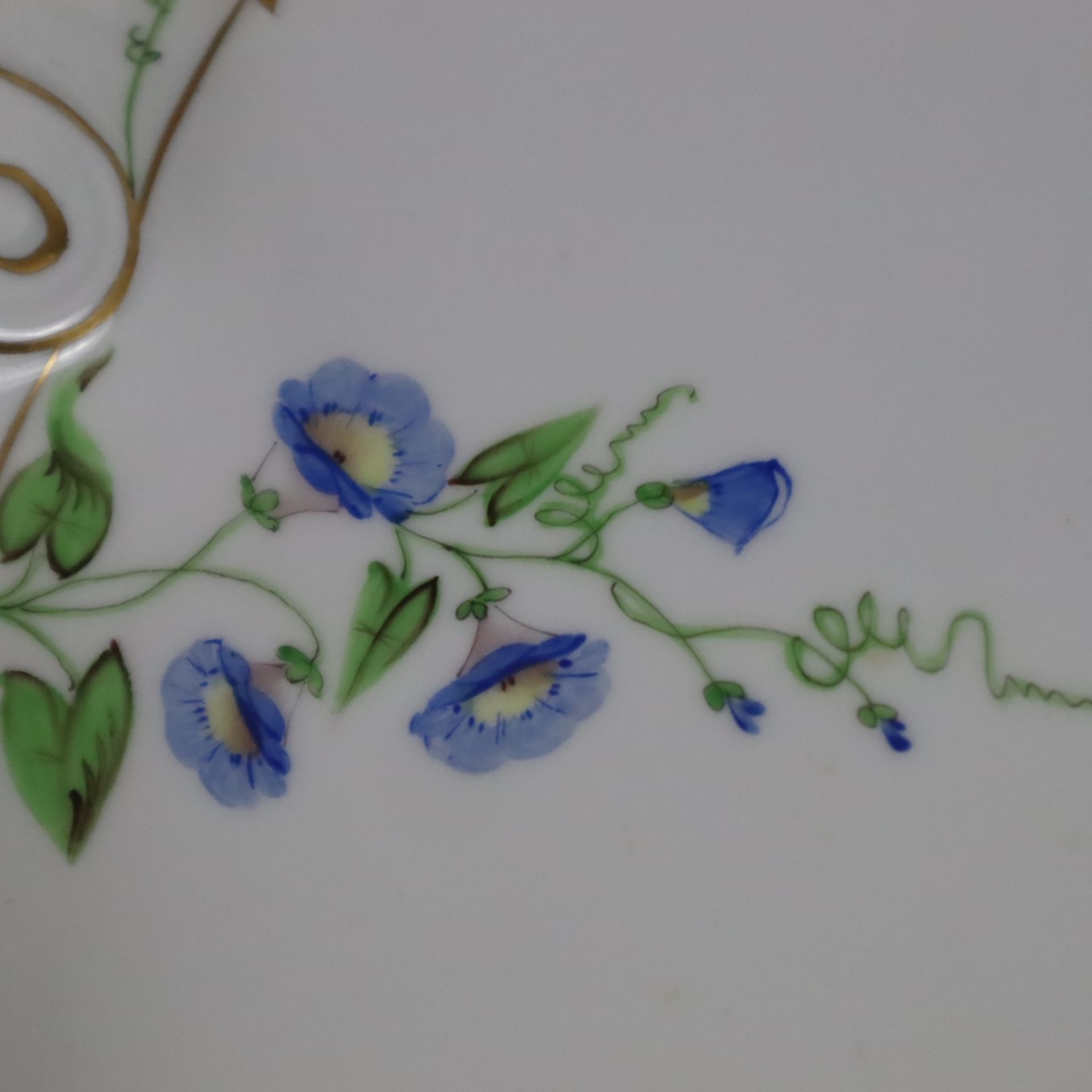 Kuchenplatte - Herend, Ungarn, Porzellan, Dekor "Nyon - Morning Glory", polychrome Handbemalung mit - Bild 3 aus 6