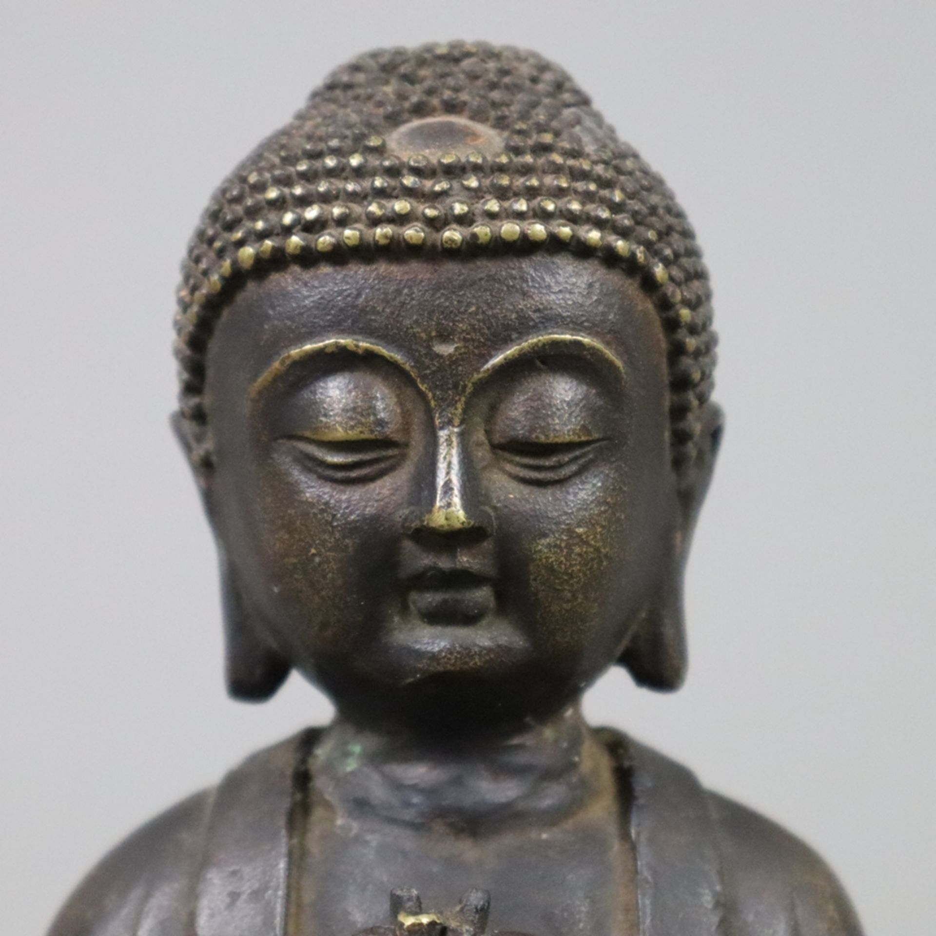Buddhafigur - China, Bronzelegierung braun patiniert, in Meditationspose auf hohem Lotossockel sitz - Bild 3 aus 9
