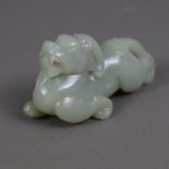 Jadefigur/Handschmeichler in Gestalt des Fabelwesens Tianlu - China, seladonfarbene Jade, vollrund