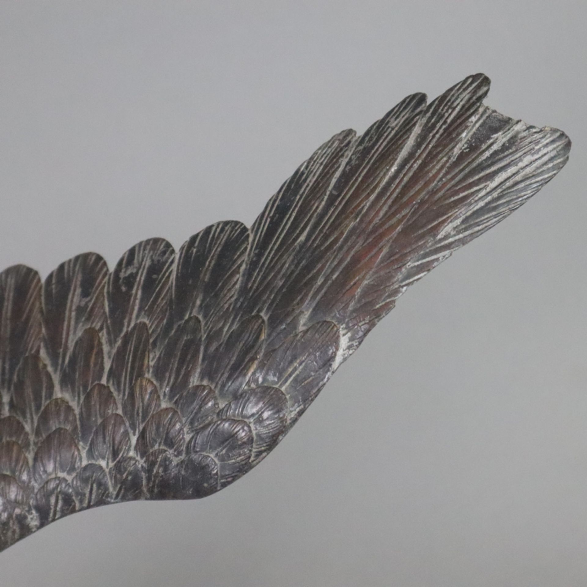 Tierskulptur "Adler" - Weißmetall, braun patiniert, naturalistische Darstellung eines auf Felsensoc - Image 4 of 11