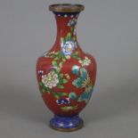 Cloisonné Vase - China, ausgehende Qing-Dynastie, Balusterform mit langgezogenem Hals und ausgestel