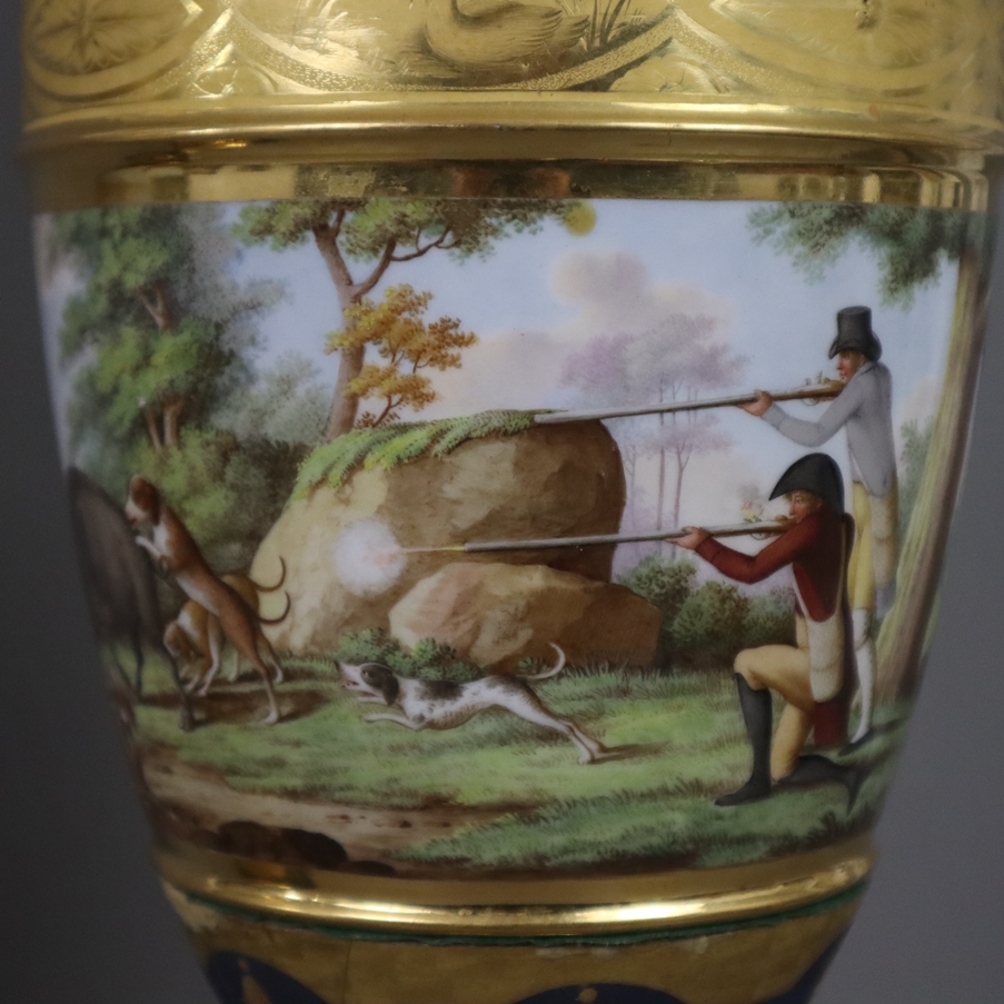 Ein Paar prunkvolle Empire-Vasen mit Jagdszenen - Frankreich, 1. H. 19. Jh., Porzellan, matt- und g - Image 7 of 24