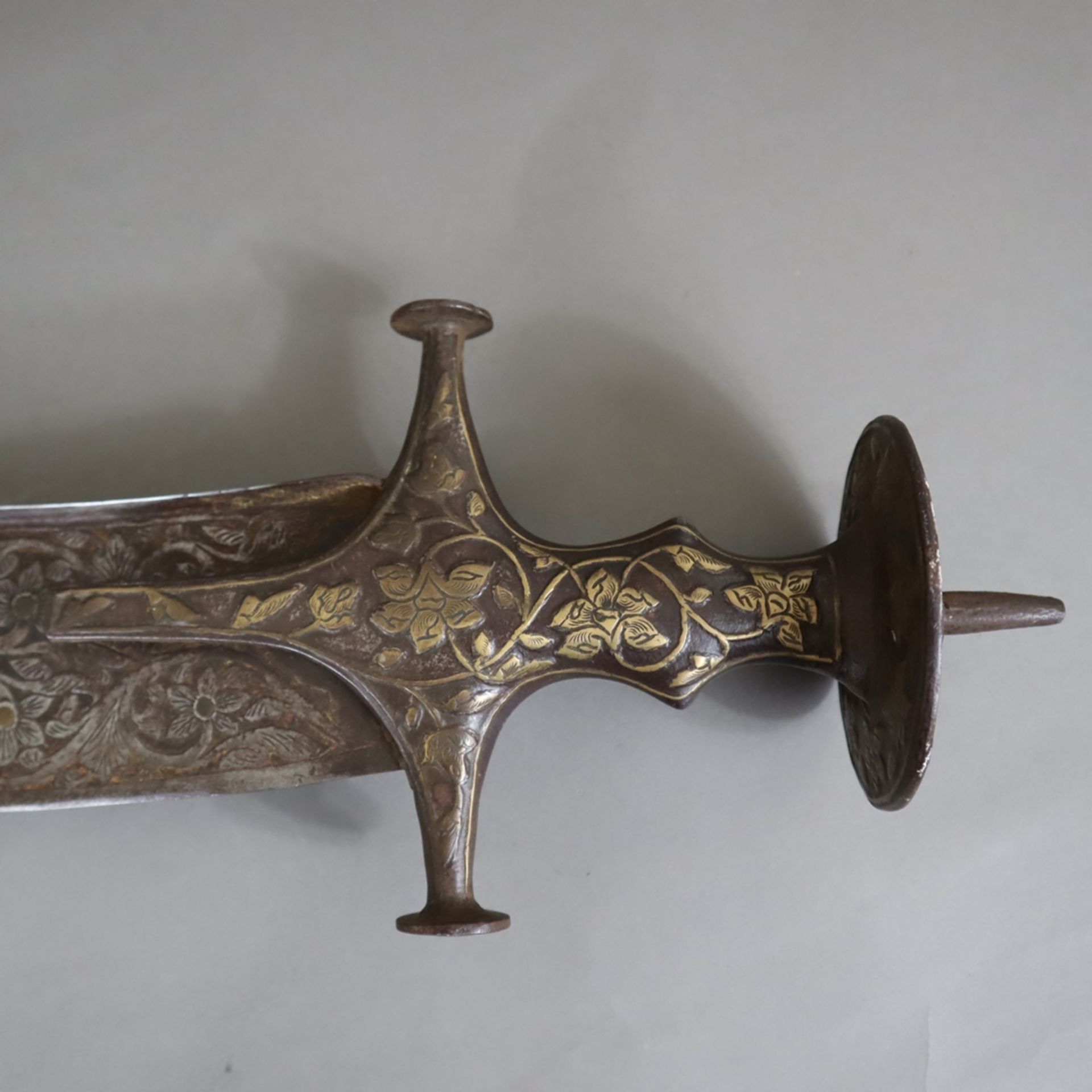 Tegha-Schwert - Mogul-Indien, 18./19. Jh., Eisen und vergoldete/tauschierte Bronze, breite und schw - Bild 2 aus 15
