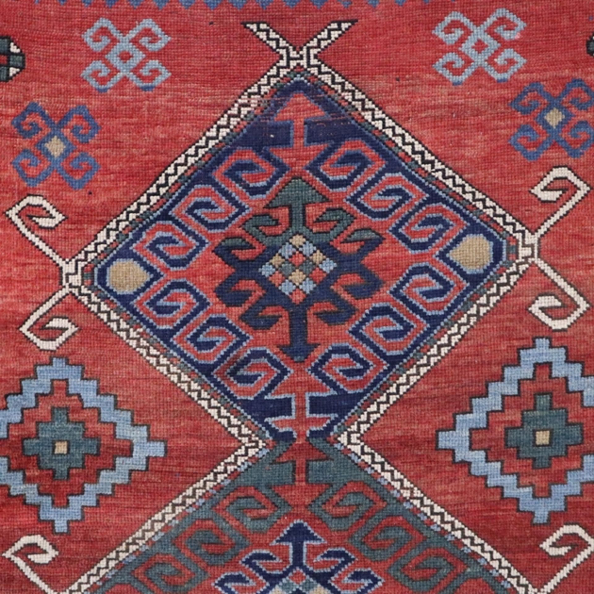 Kazak - Kaukasus, Wolle, rotgrundig, mit 3 ligierten Rauten, geometrischer Dekor, Mehrfachborte, ca - Bild 3 aus 12