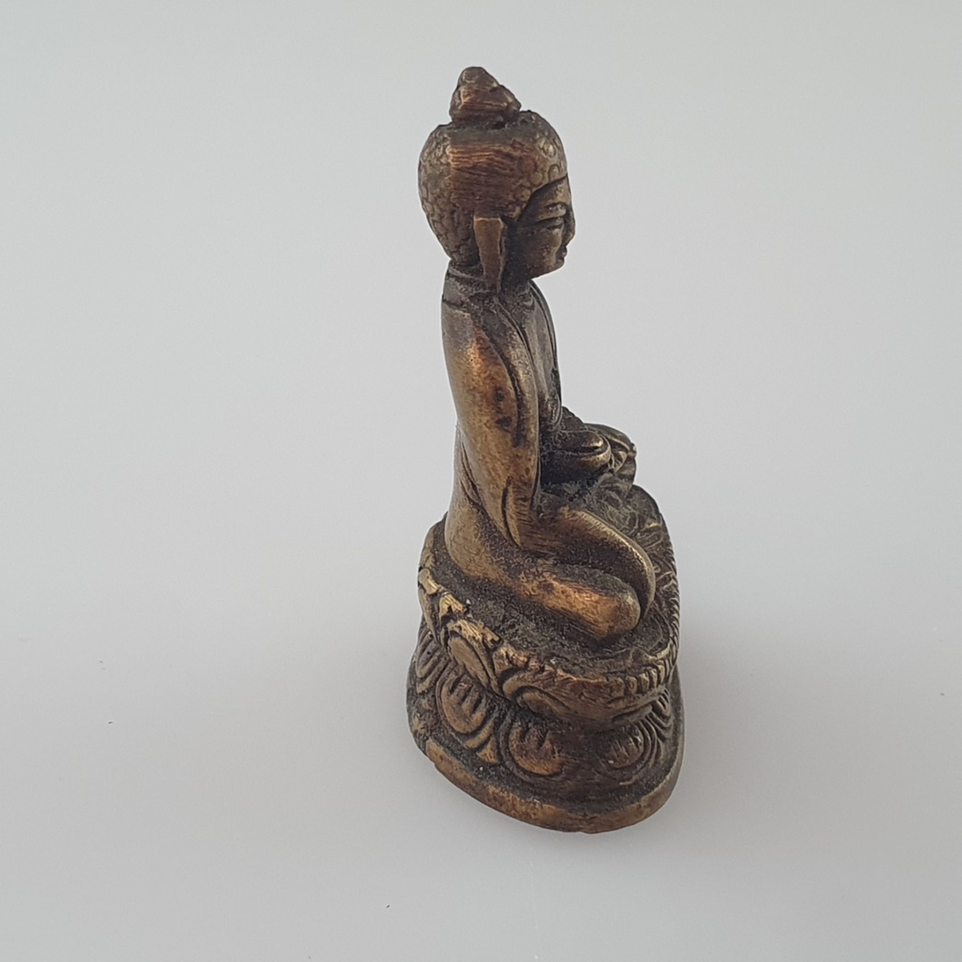 Miniaturfigur Buddha Shakyamuni - Indien, Bronze mit Vergoldung, auf doppeltem Lotossockel in padma - Bild 4 aus 8