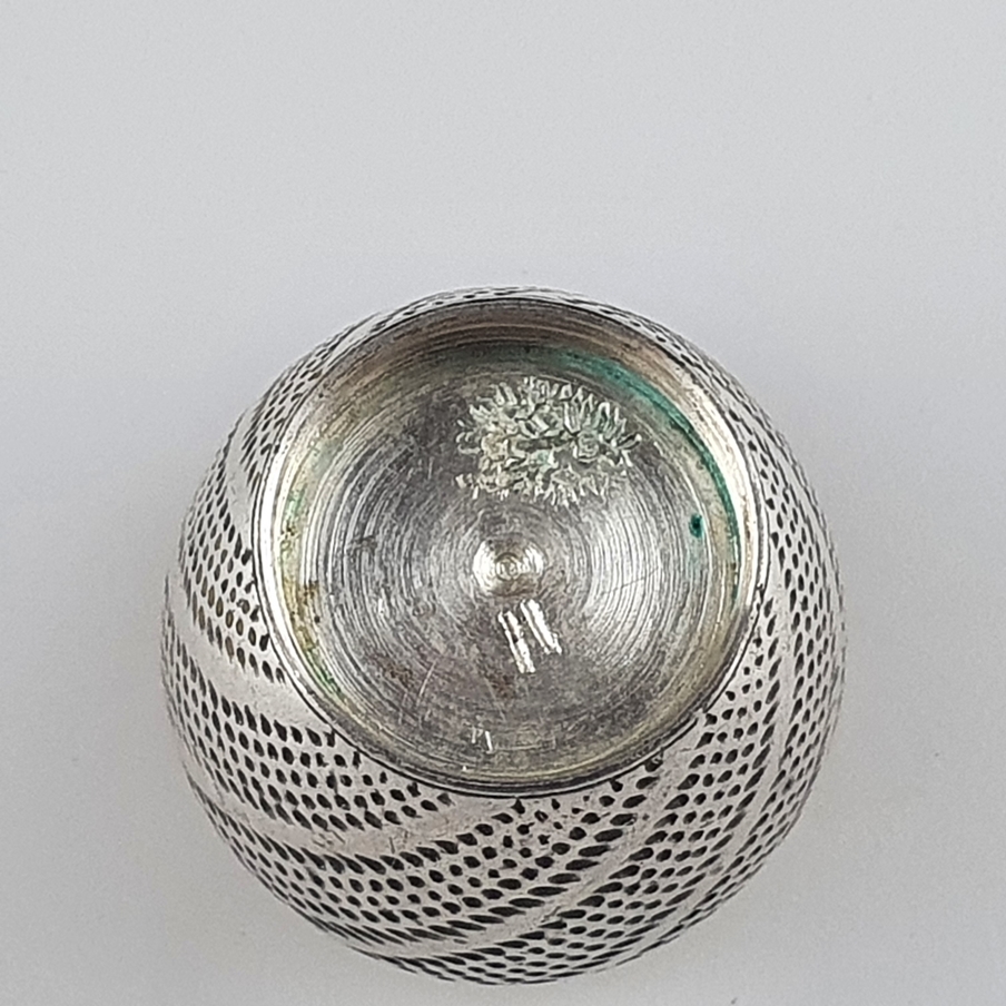 Riechei / Pomander aus Silber - deutsch, 18. Jh., undeutlich punziert (wohl Augsburg), eiförmige Ri - Image 5 of 5