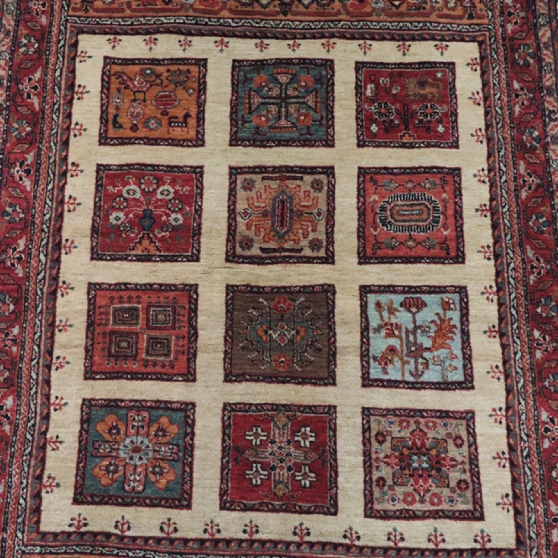 Orientteppich - Iran, Wolle, 12 Felder mit Tier- und Pflanzenmotiven, beigegrundig, florale Borte,  - Bild 2 aus 10