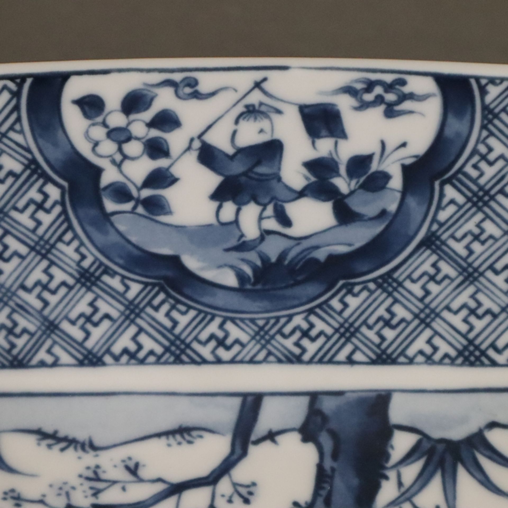 Porzellanschüssel - Japan 20.Jh., rechteckig, mit hochgezogenem passig geschweiftem Rand, braungera - Bild 6 aus 8