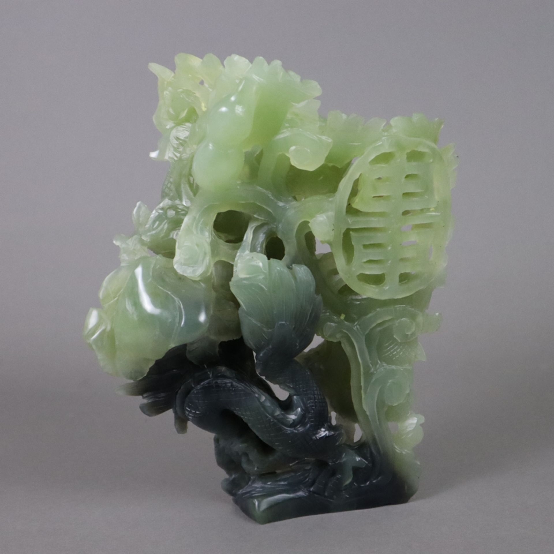 Jadeskulptur mit Drachenmotiven - China, seladongrüne bis dunkelgrüne Jade, durchbrochen gearbeitet - Bild 7 aus 9