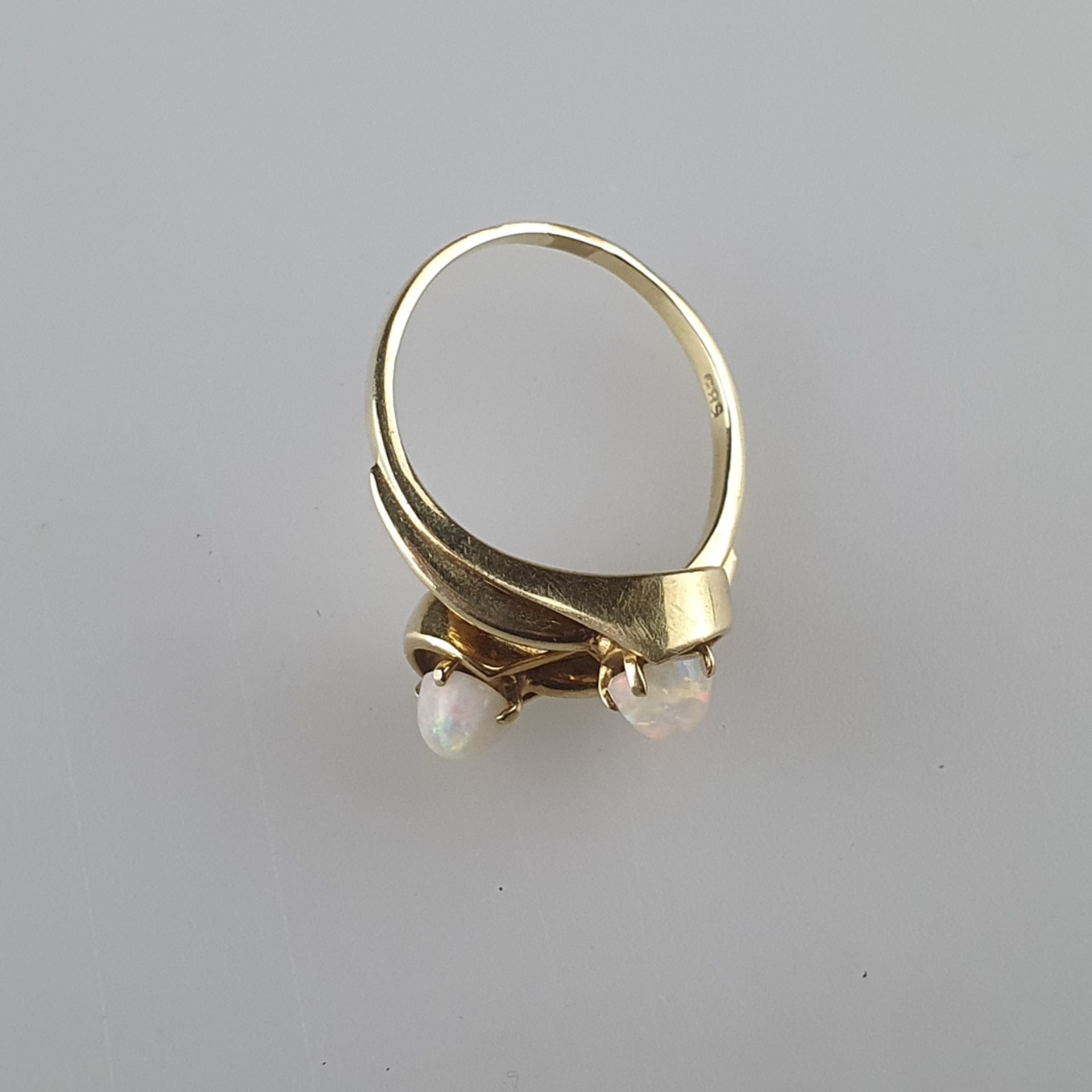 Opalring - Gelbgold 585/000 (14K), gestempelt, Ringkopf gegenläufig gearbeitet, als Besatz zwei lei - Bild 3 aus 4