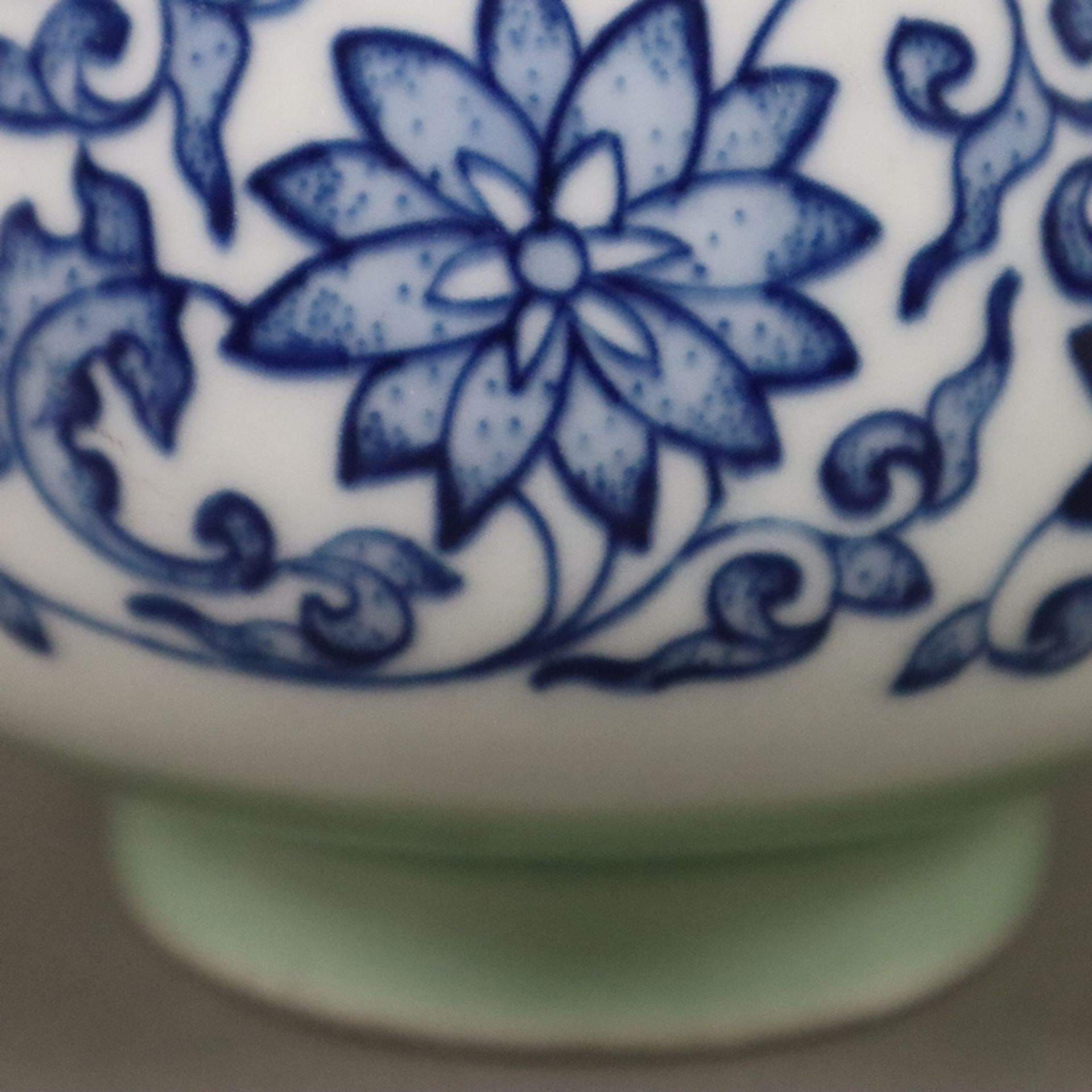 Flaschenvase - China, vom Typ „Yuhuchun“, zierliche blau-weiße Porzellanvase mit birnenförmigem Kör - Bild 6 aus 8