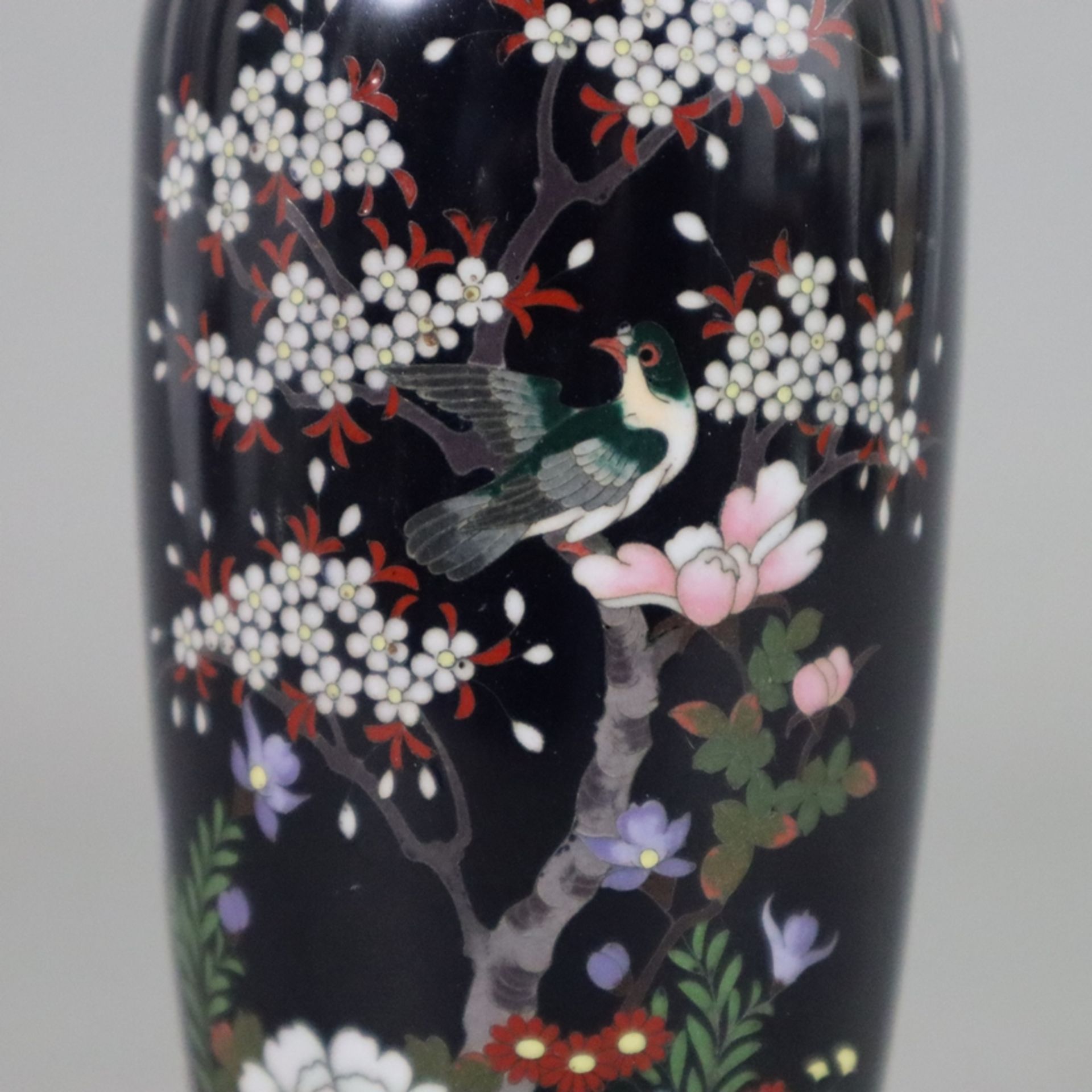 Kleine Cloisonné-Vase - Japan 19. Jh., Balusterform, Metallvase, dunkelblauer Fond, schauseitig fei - Bild 3 aus 6