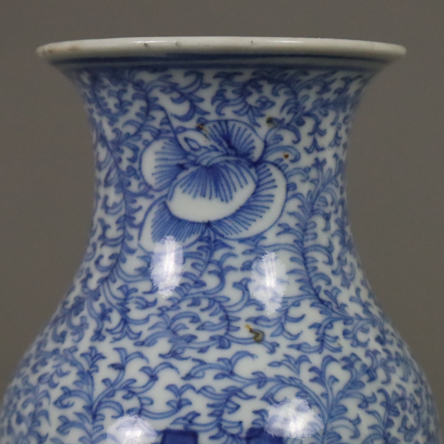 Blau-weiße Balustervase - China, ausgehende Qing-Dynastie, spätes 19. Jh., sog. „Hochzeitsvase“, au - Image 3 of 7