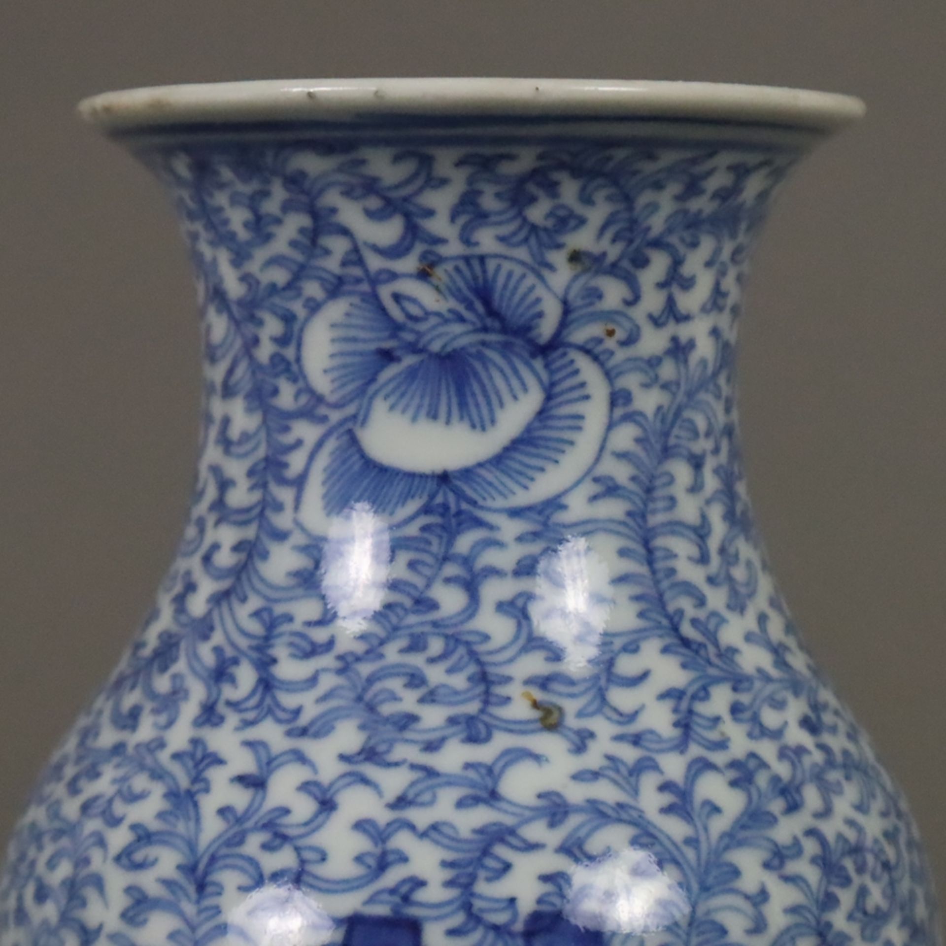 Blau-weiße Balustervase - China, ausgehende Qing-Dynastie, spätes 19. Jh., sog. „Hochzeitsvase“, au - Bild 3 aus 7