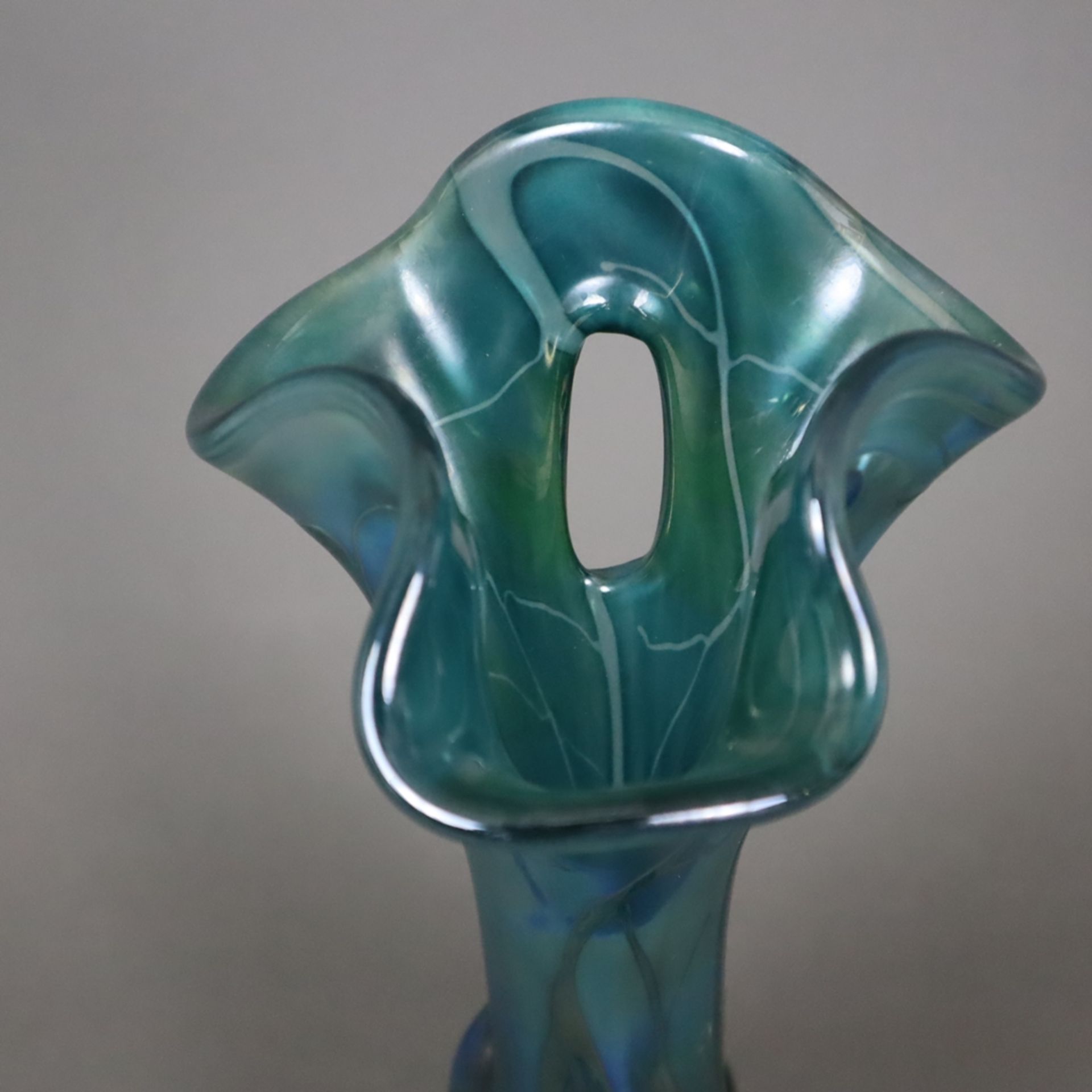 Jugendstil-Vase - Glas, teils irisierte Oberfläche, organische Form mit gewelltem, dreifach durchbr - Bild 2 aus 5