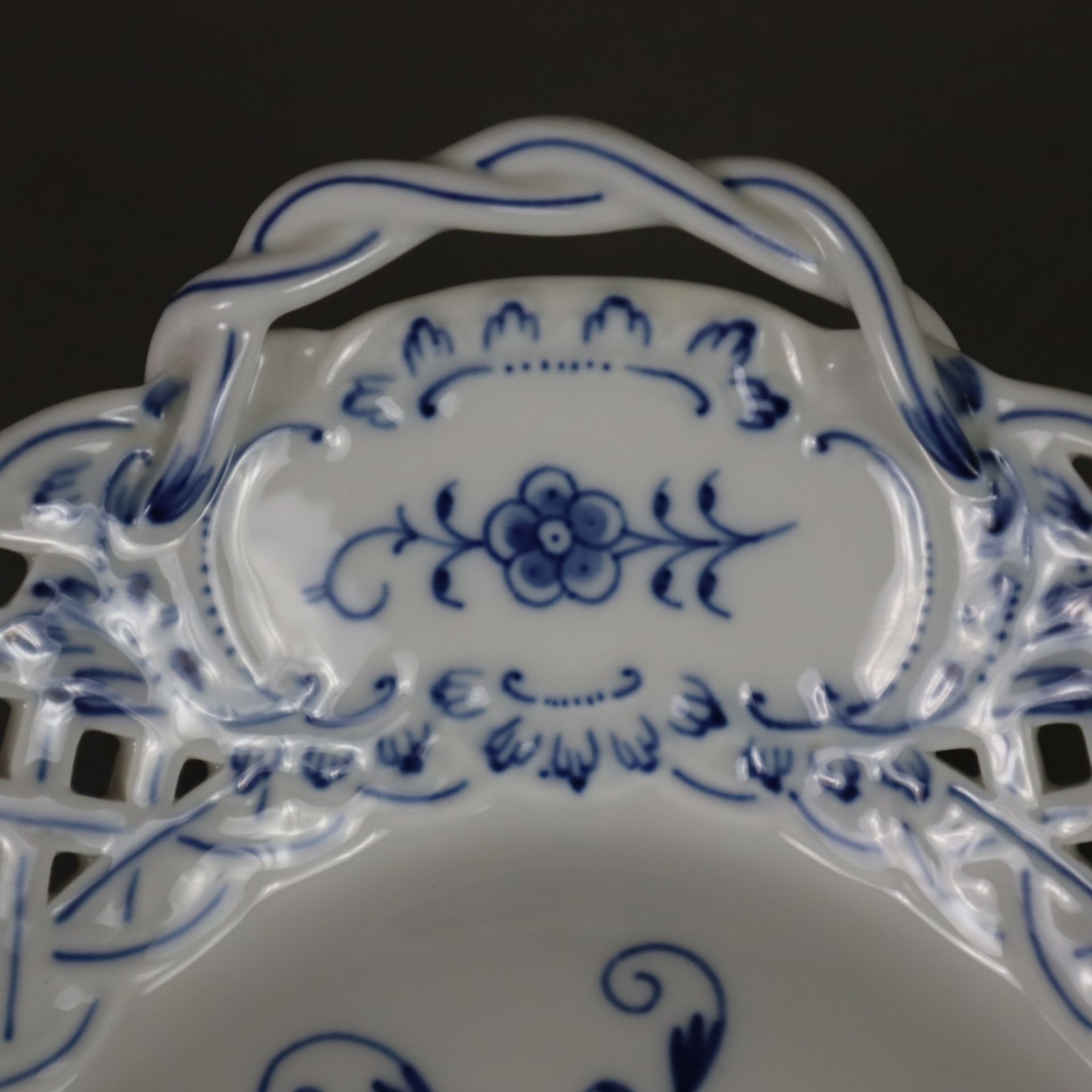 Brotkorbschale - Meissen, Porzellan, unterglasurblaues Zwiebelmuster, ovale Form mit durchbrochen g - Bild 4 aus 8