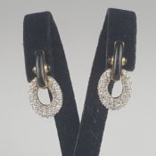 Ein Paar Vintage-Ohrclips im Art Déco-Stil - SWAROVSKI, goldfarbenes Metall, schwarz emailliert, ov