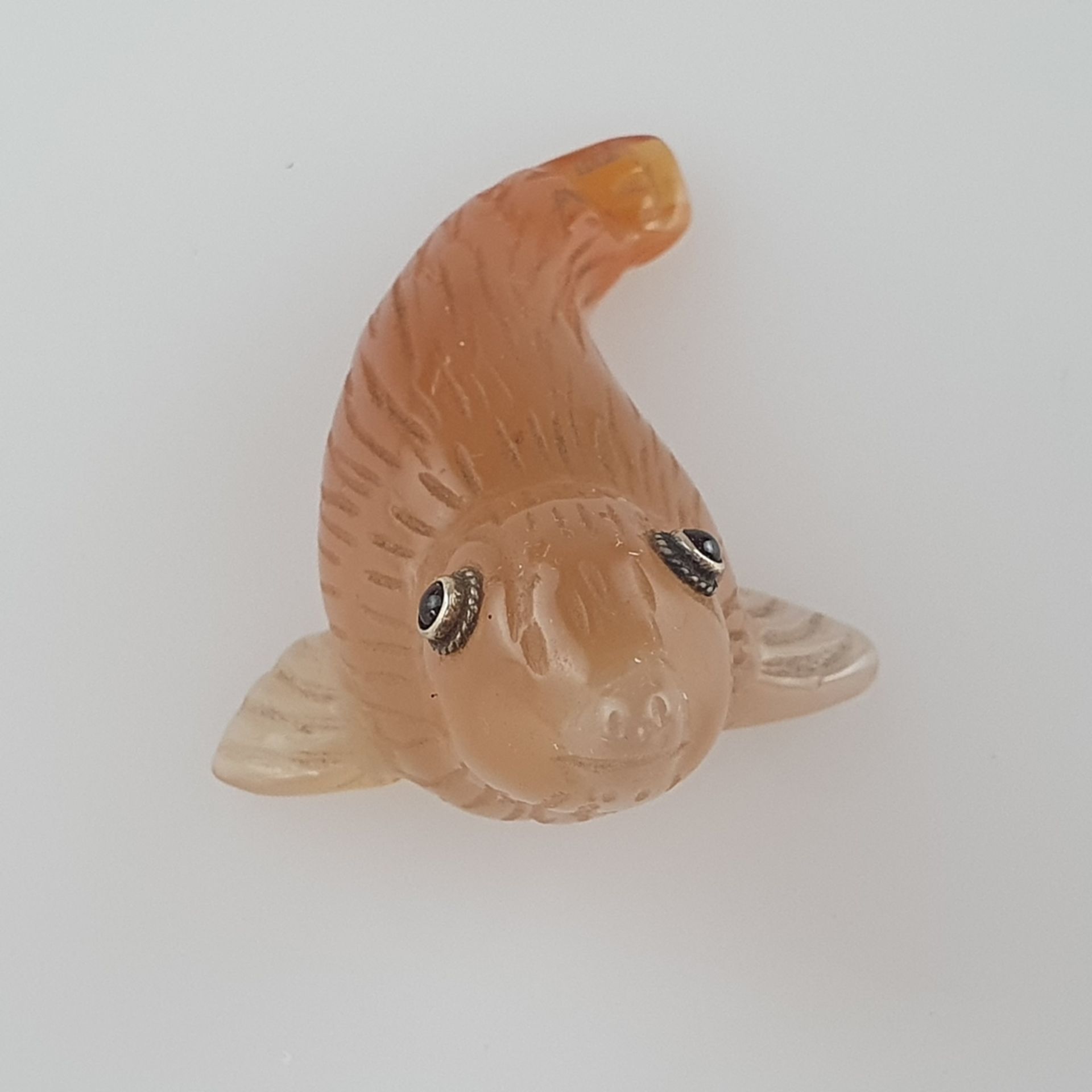 Miniatur-Tierfigur in der Art von Fabergé - vollrunde Achatschnitzerei in Gestalt eines Seehundes,  - Bild 2 aus 8