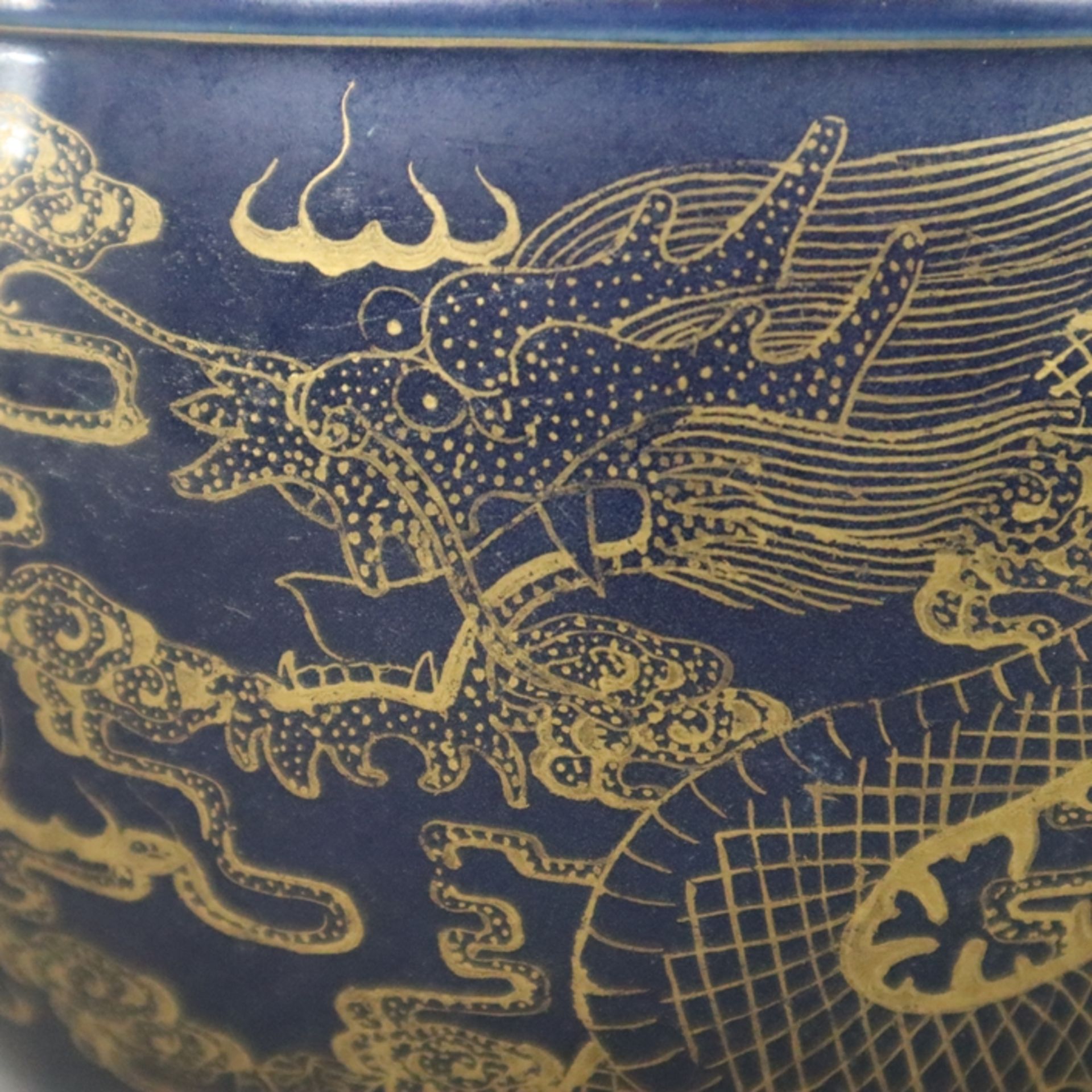 Cachepot - China, bauchiger Korpus, leicht ausgestellter, glatter Rand, außen kobaltblaue Glasur mi - Bild 3 aus 7