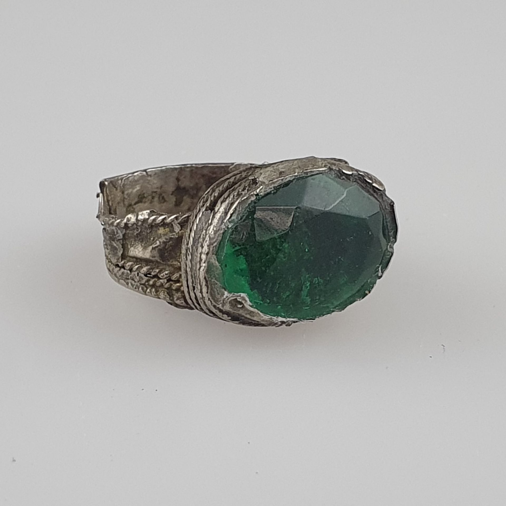 Silberring - mit facettiertem Smaragd besetzt, Ringkopf ca.17 x 12 mm, ca. 5,6g, Ringschiene verzog