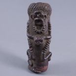 Figürlicher Pfeifenkopf - Bamoun, Kamerun, 20 Jh., Terrakotta, braunroter Scherben, dunkelbraun ges