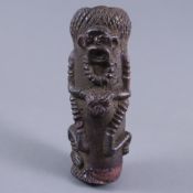 Figürlicher Pfeifenkopf - Bamoun, Kamerun, 20 Jh., Terrakotta, braunroter Scherben, dunkelbraun ges