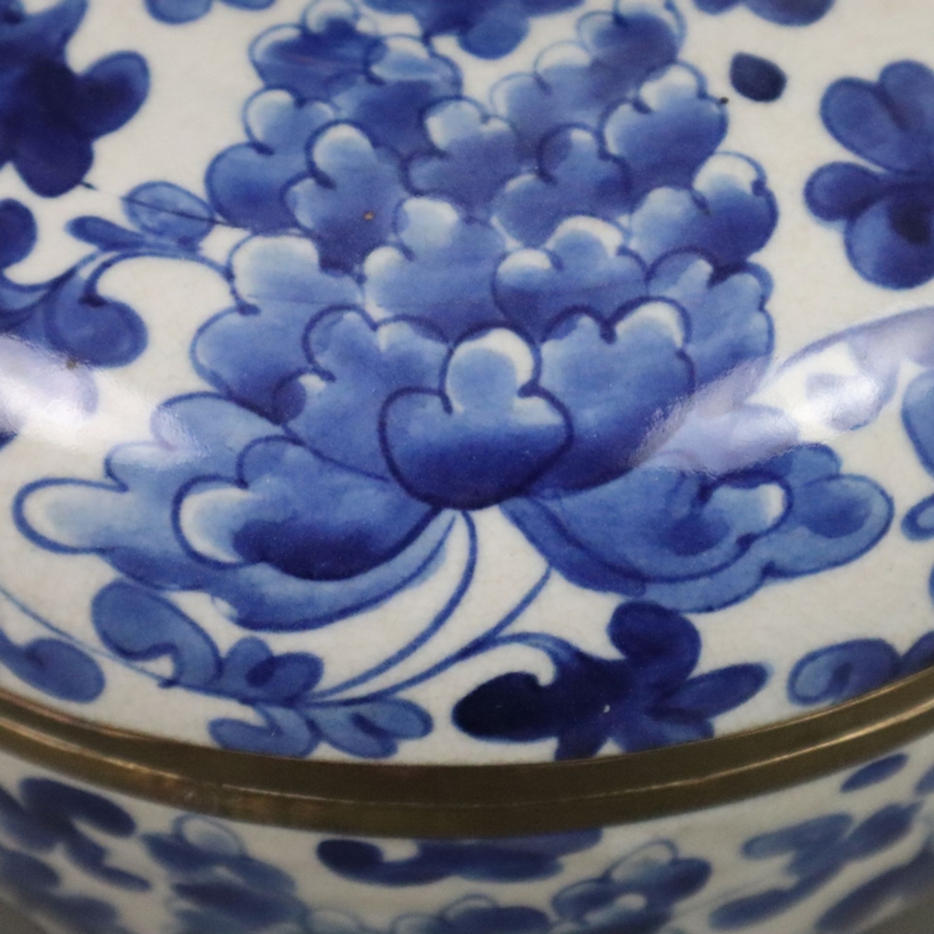 Blau-weiße Deckelschale in Granatapfelform - China, allseits Päoniendekor in Unterglasurblau, Glasu - Bild 3 aus 8