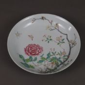 Famille rose-Schale - China, Qing-Dynastie, runde gemuldete Form auf Standring, Dekor mit polychrom