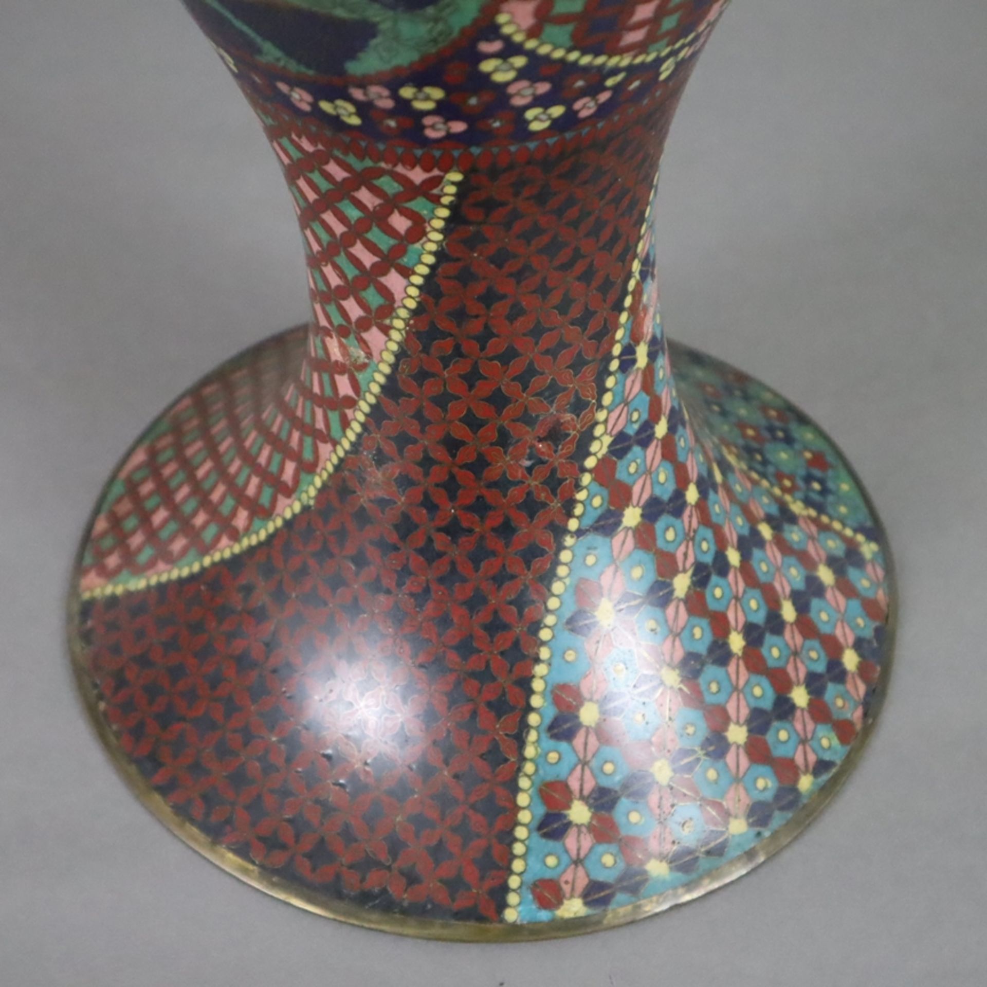 Große Cloisonné-Vase - Japan, Meiji-Zeit, Balusterform mit weit ausgestelltem Trompetenrand, polych - Bild 8 aus 9