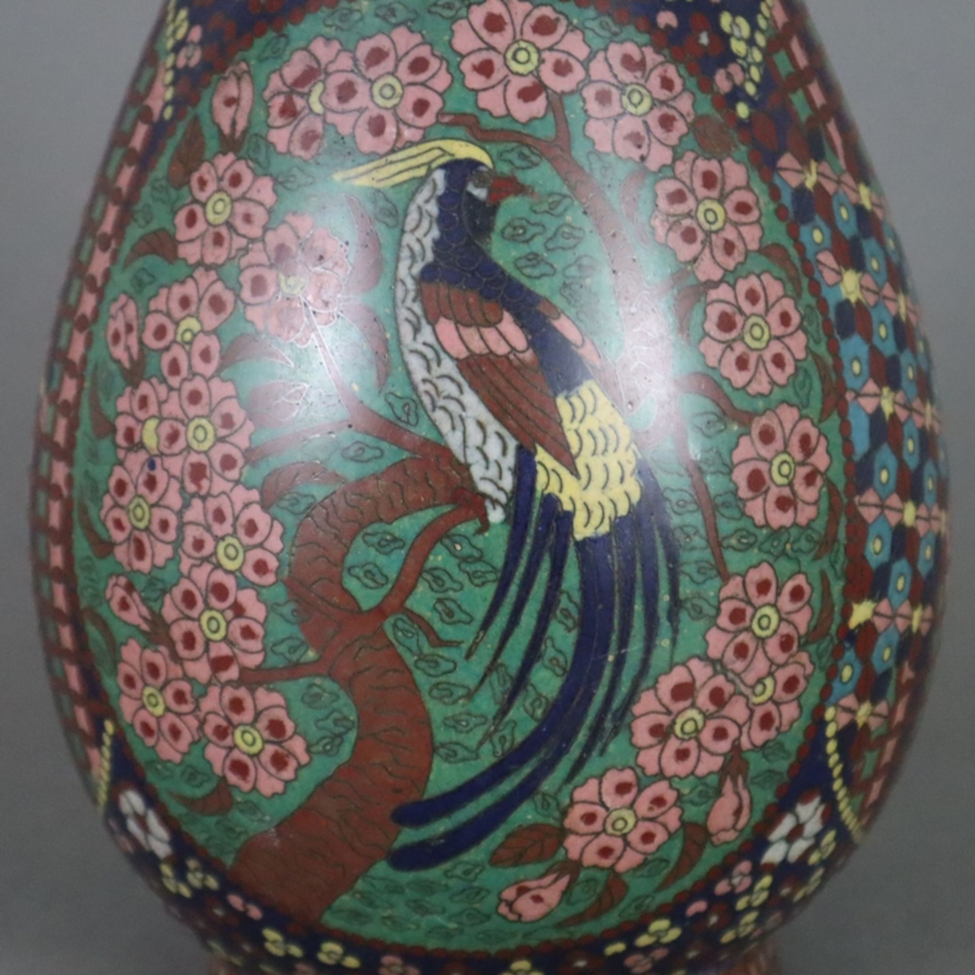 Große Cloisonné-Vase - Japan, Meiji-Zeit, Balusterform mit weit ausgestelltem Trompetenrand, polych - Bild 4 aus 9