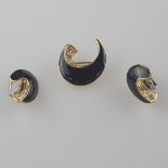Vintage-Set aus Brosche und ein Paar Ohrclips - Trifari / USA, goldfarbenes Metall mit schwarzem Em
