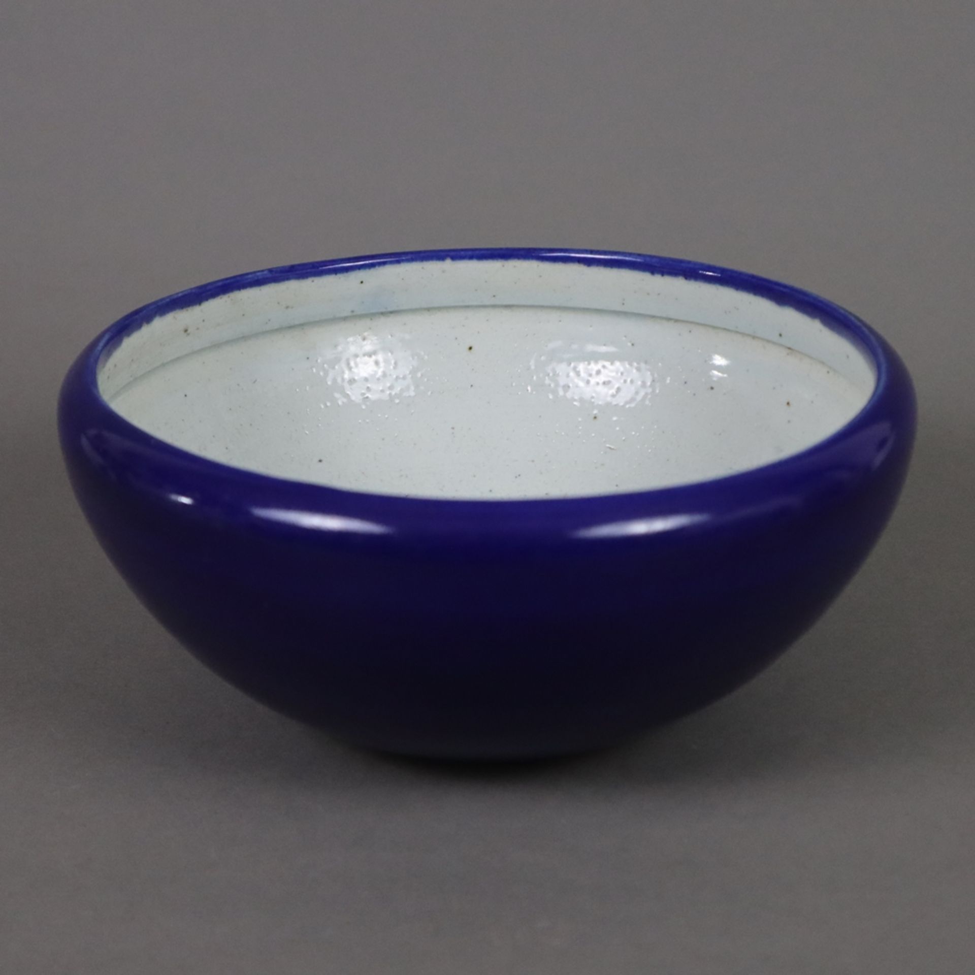 Cachepot - China, kobaltblaue Glasur, unglasierter Stand, Dm.ca. 26 cm, H.ca.11,5cm, innen weiß gla