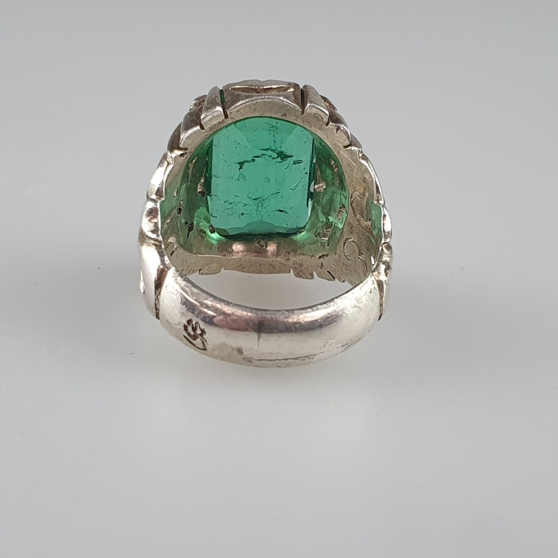 Schwerer Herrenring mit Smaragd - Silber massiv, Fassung ornamental durchbrochen, Ringkopf besetzt - Image 6 of 8