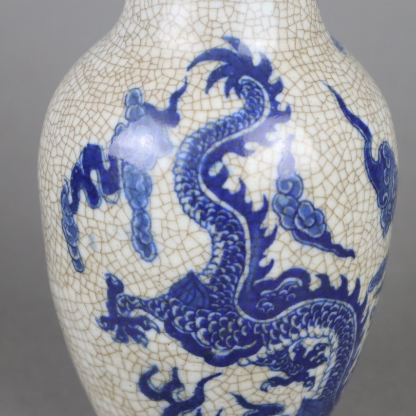 Balustervase - China, gräuliche „Guan“-Glasur mit ausgeprägtem Craquelé, schauseitig fünfklauiger D - Image 5 of 6