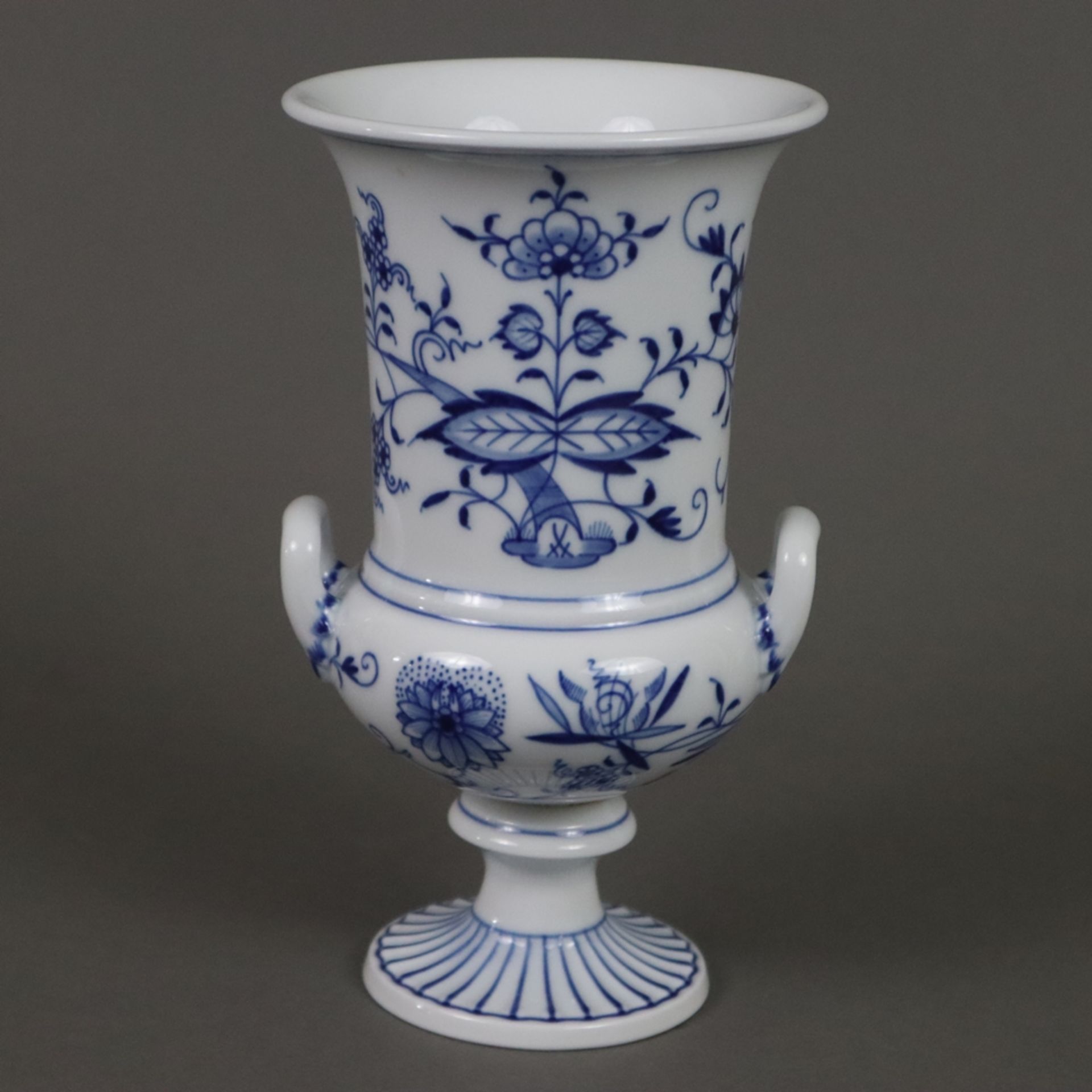 Henkelvase - Meissen, Porzellan, unterglasurblaues Zwiebelmuster, Kelchkraterform mit zwei Henkeln,