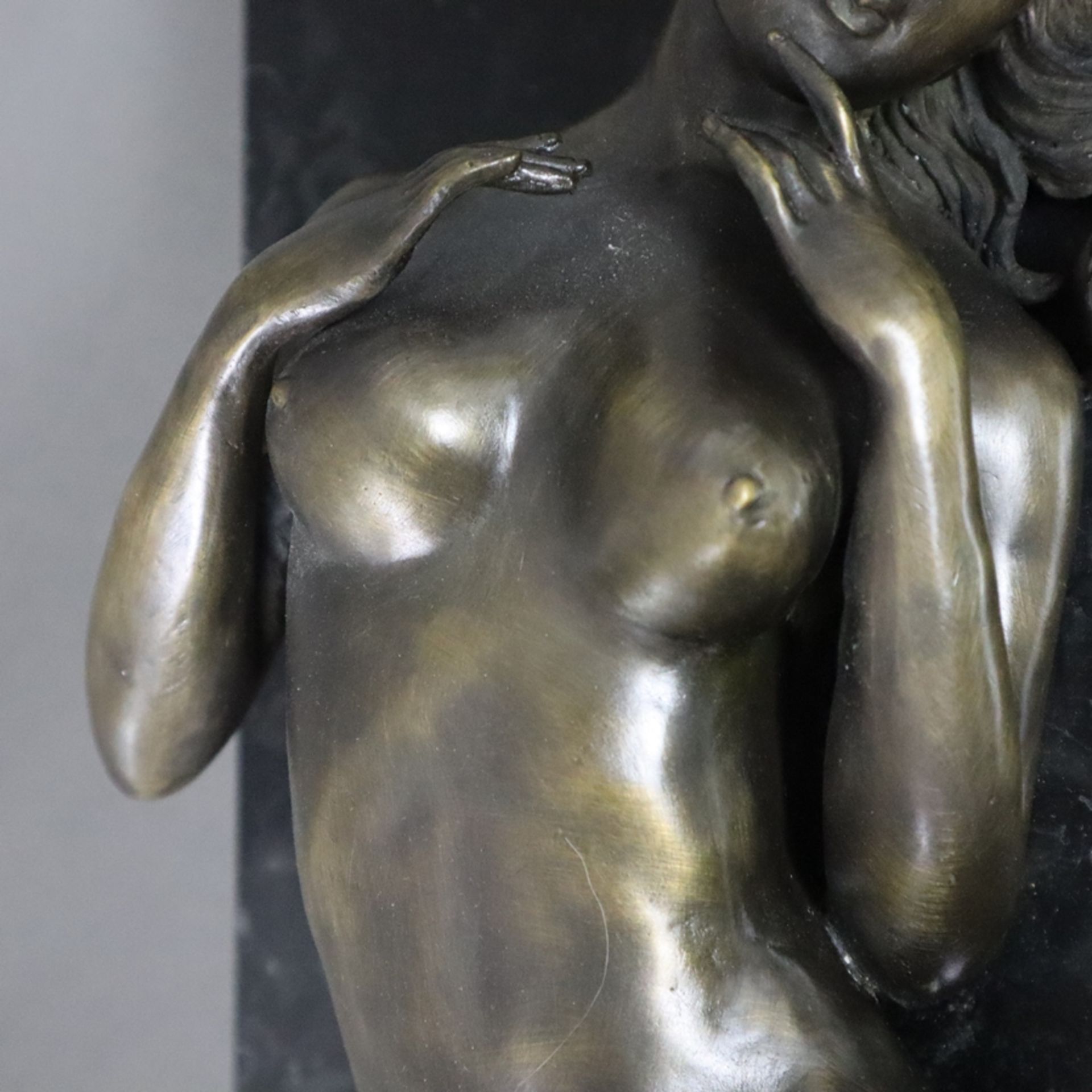 Unbekleidete Venus auf Marmorpodest liegend - Bronze, 20. Jh., weiblicher Akt in lasziv ausgestreck - Bild 4 aus 10