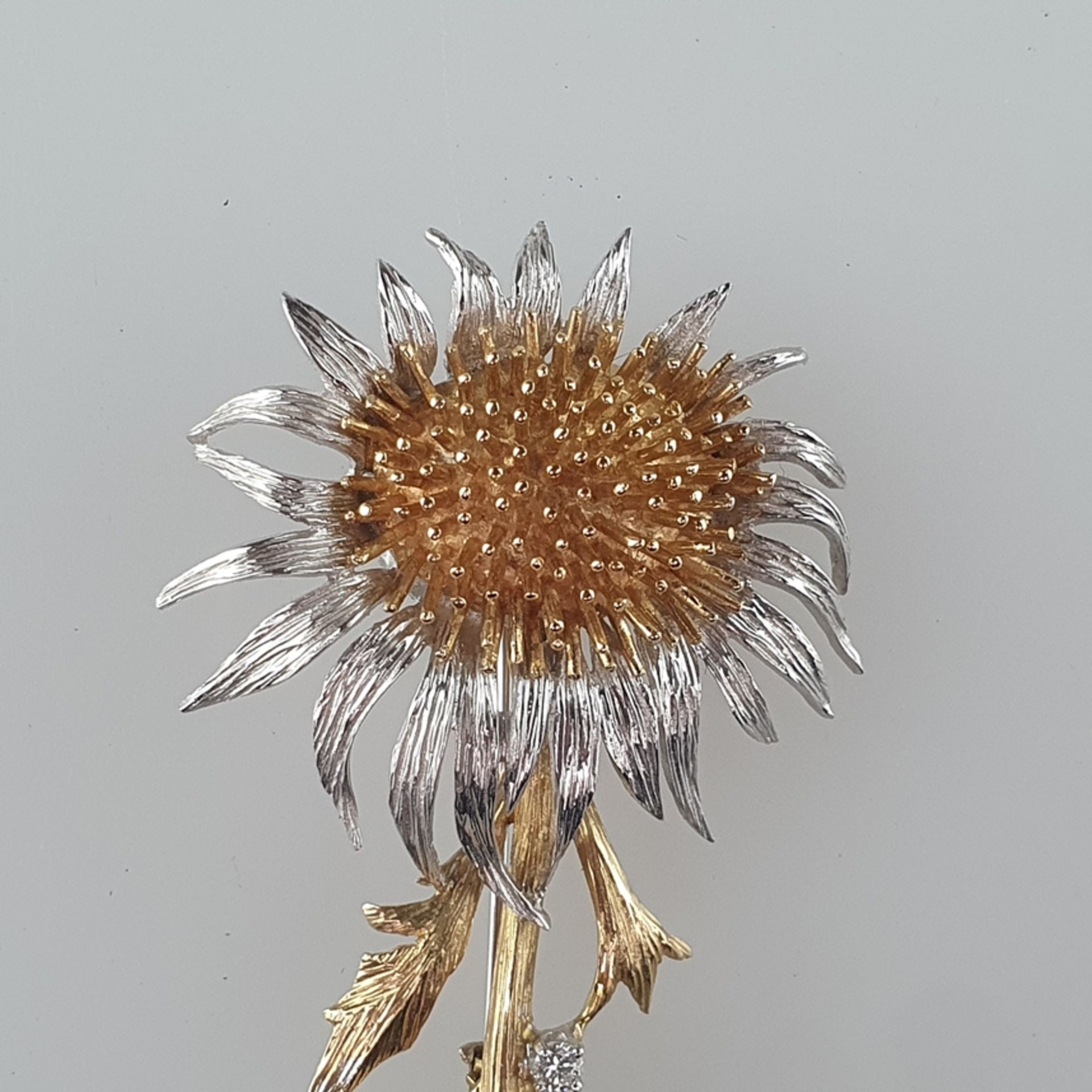 Florale Brosche - Gelb-/Weißgold 585/000 (14 K), gepunzt, als Silberdistelblüte gearbeitet, fein zi - Bild 2 aus 6