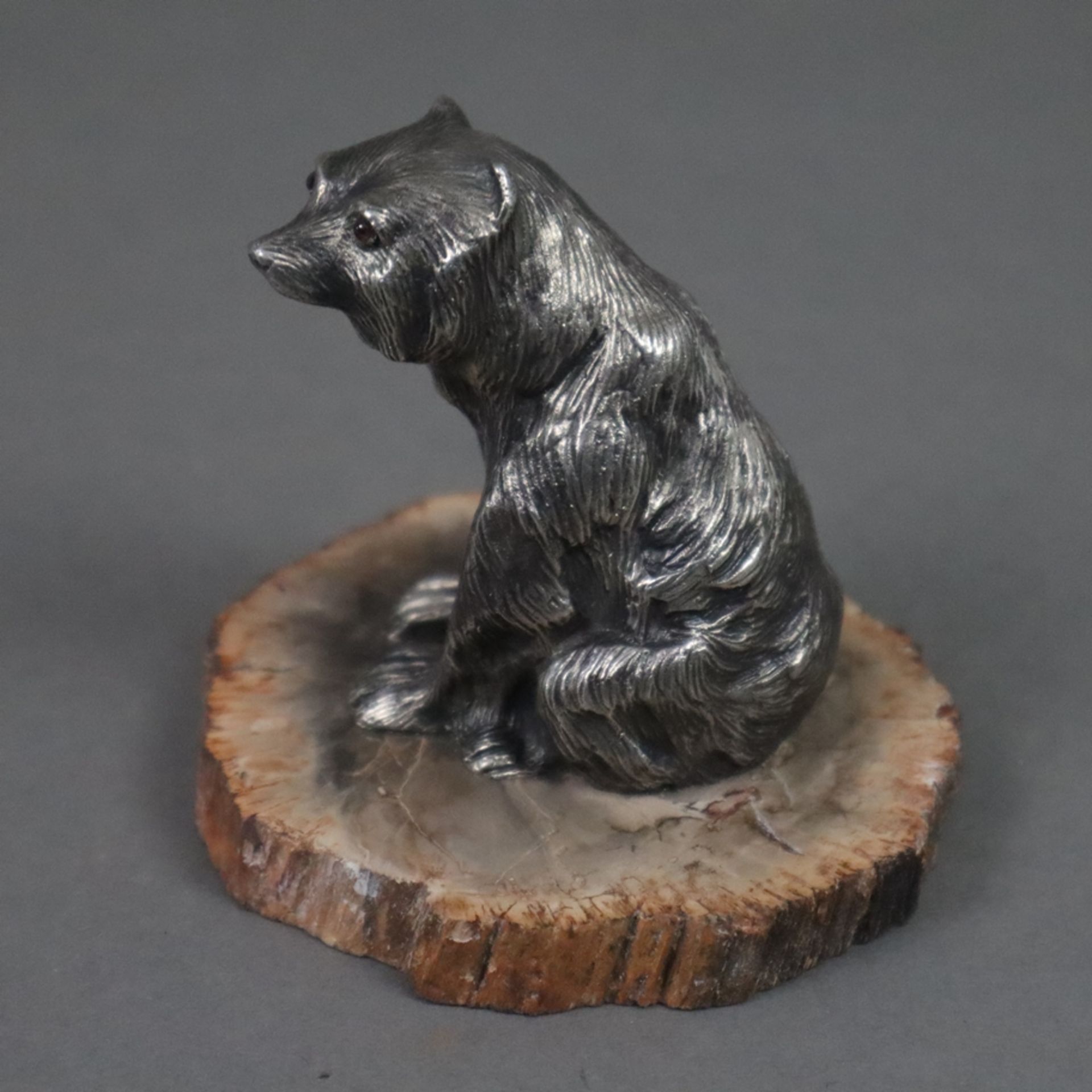 Tierfigur aus Silber - naturalistisch geformter Bär in Sitzposition mit Rubinaugen, ziseliert, vers - Bild 3 aus 4