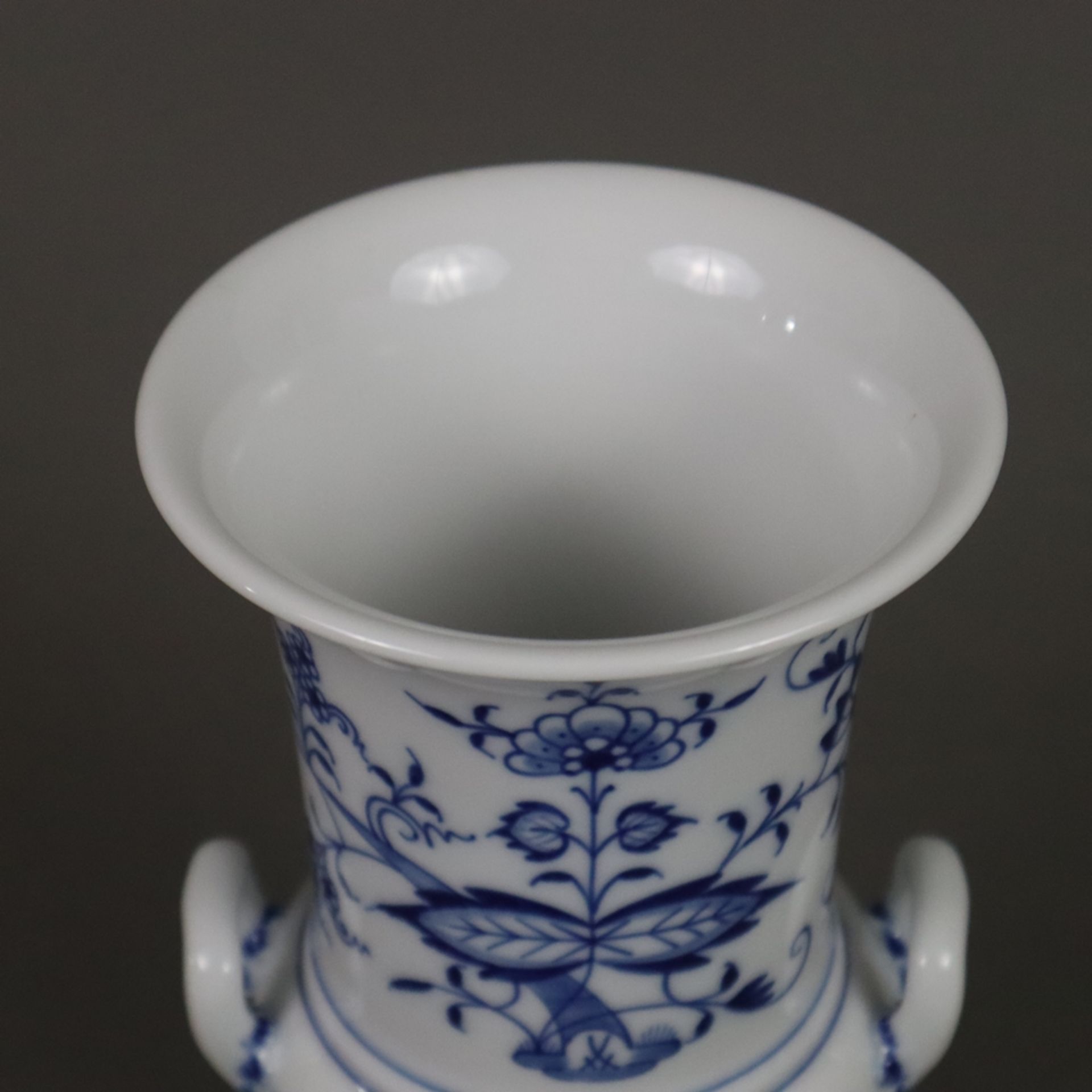 Henkelvase - Meissen, Porzellan, unterglasurblaues Zwiebelmuster, Kelchkraterform mit zwei Henkeln, - Bild 2 aus 9