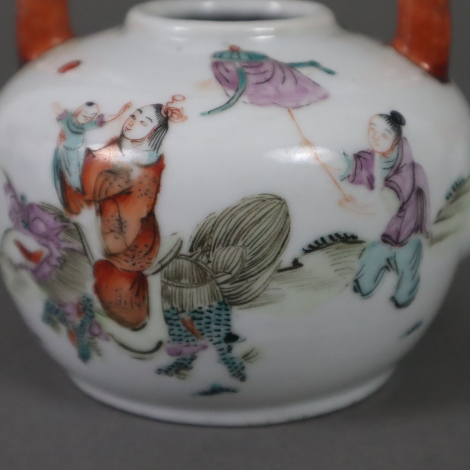 Teekännchen - China, Porzellan, gedrückte Kugelwandung mit Zentralhenkel, umlaufender Dekor in den  - Bild 8 aus 11