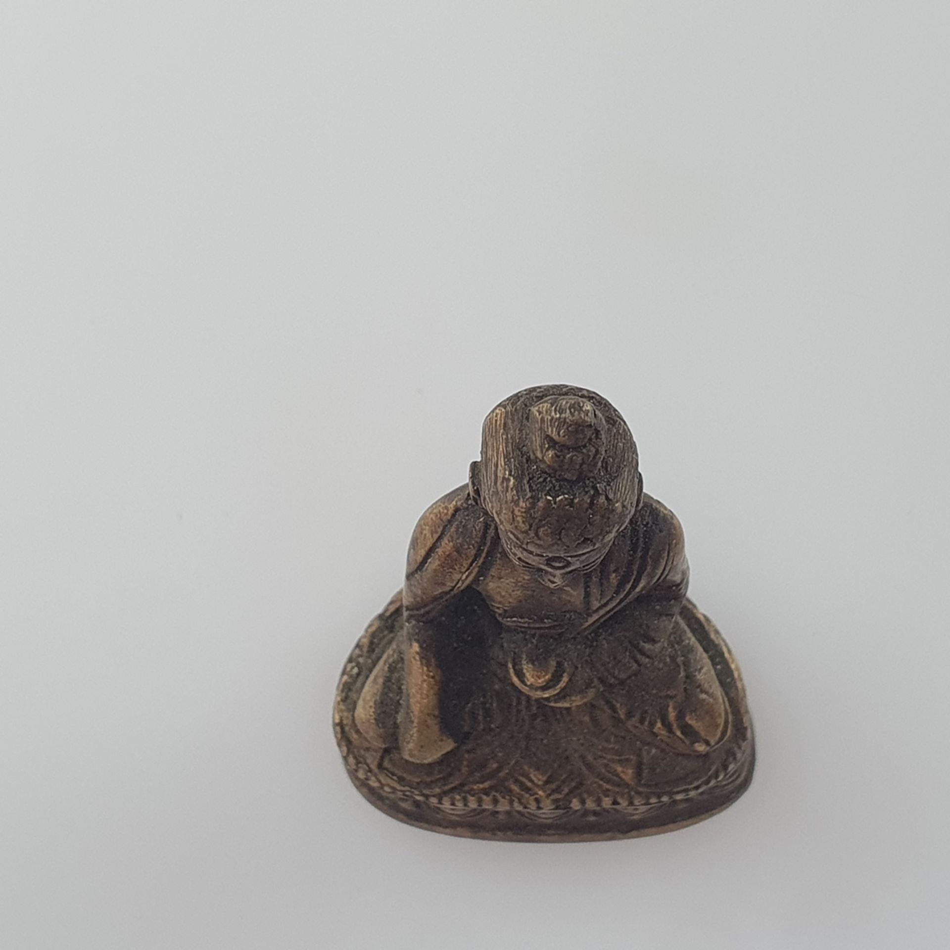 Miniaturfigur Buddha Shakyamuni - Indien, Bronze mit Vergoldung, auf doppeltem Lotossockel in padma - Image 7 of 8