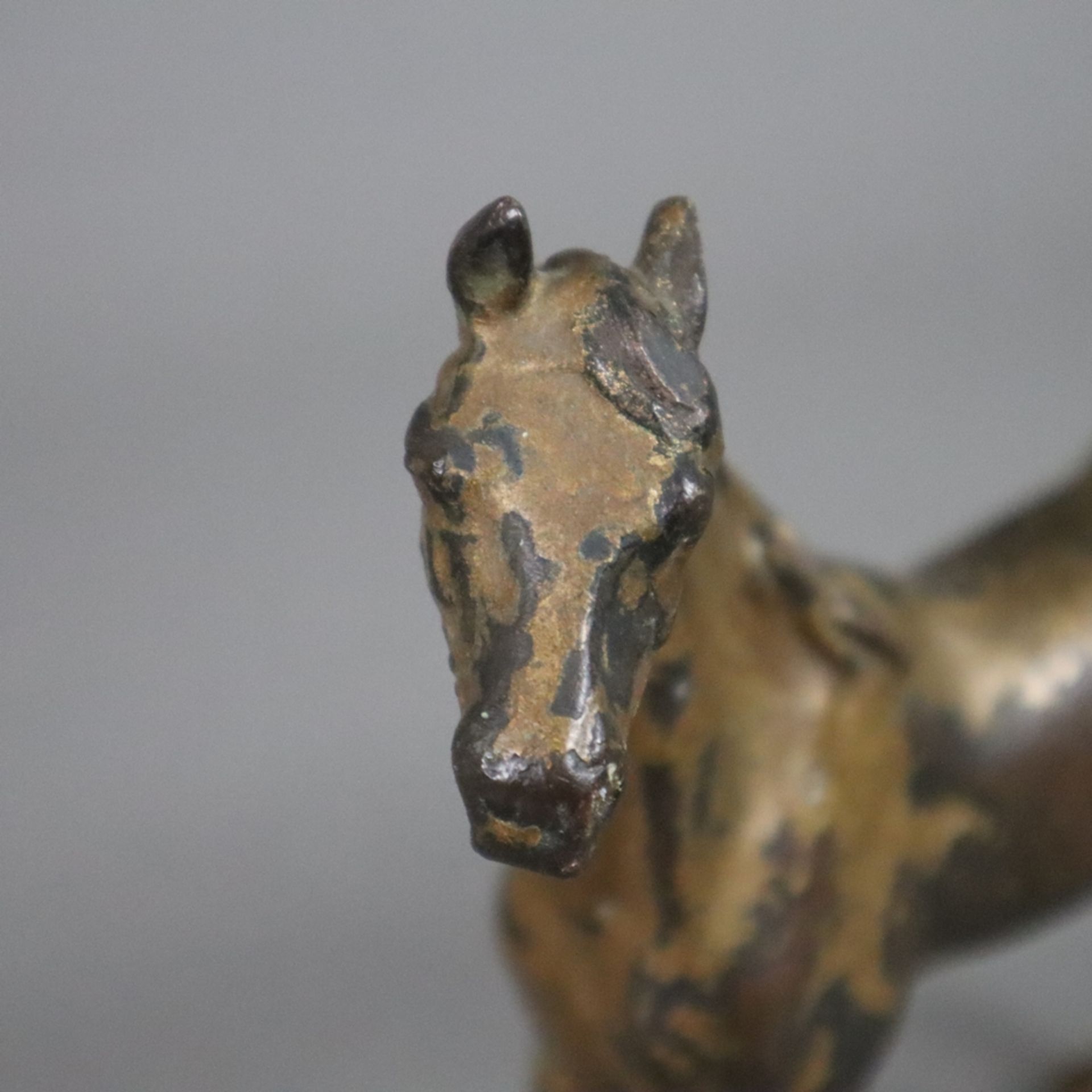 Tierskulptur "Pferd" - wohl 18. Jh., Bronze, schwerer Massivguss, Reste ehemaliger Vergoldung, natu - Bild 3 aus 6