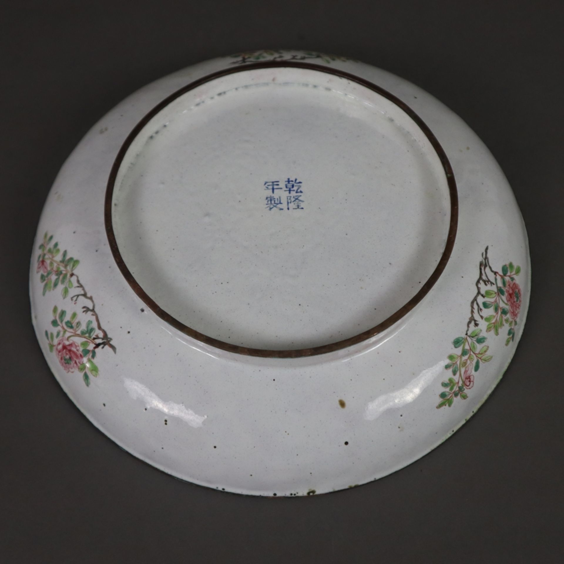 Kupferteller mit Emaildekor - China 20.Jh., runde gemuldete Form, polychrome Bemalung auf weiß emai - Bild 9 aus 10