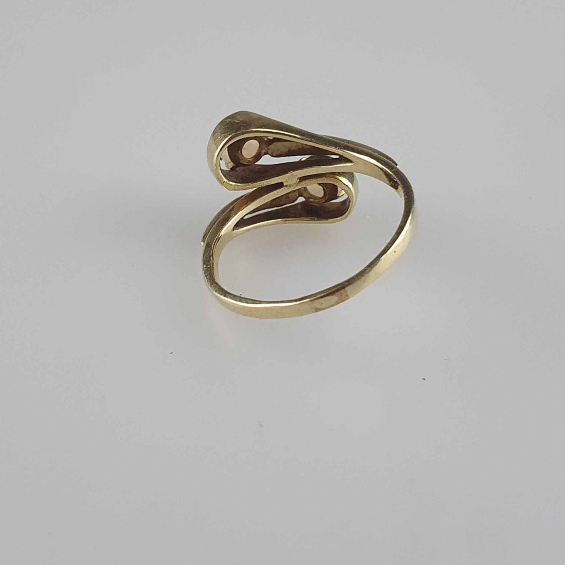 Opalring - Gelbgold 585/000 (14K), gestempelt, Ringkopf gegenläufig gearbeitet, als Besatz zwei lei - Bild 4 aus 4