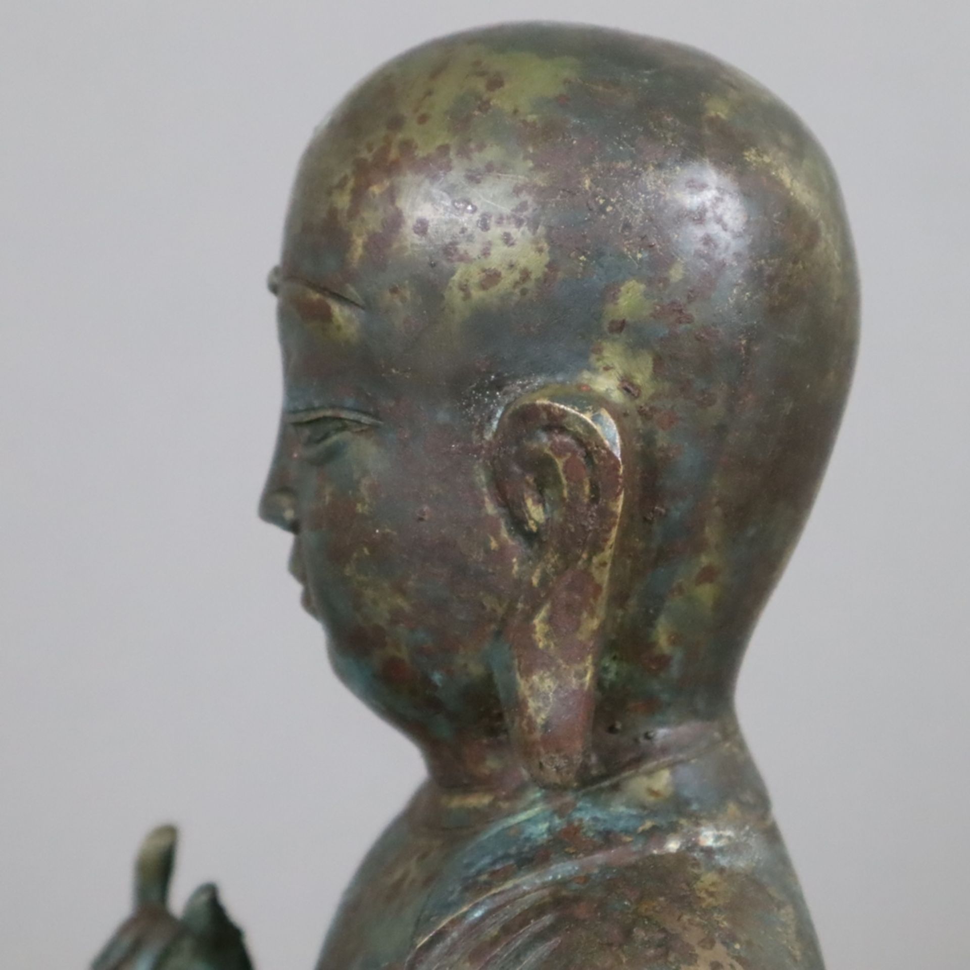 Figur eines Mönchs - Bronzelegierung, im Padmasana sitzender Mönch mit faltenreichem Gewand, die Hä - Bild 7 aus 9